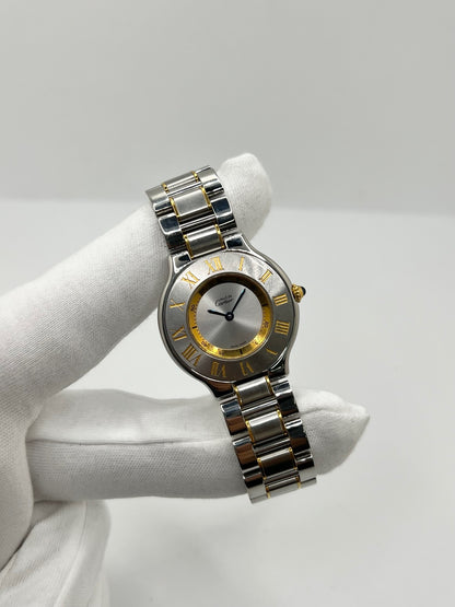 Montre Cartier 21 Must de Cartier 1330 en acier, équipée d’un mouvement à quartz et d’un boîtier de 31 mm. Son cadran argenté, protégé par un verre saphir, apporte une allure élégante et intemporelle. Cette montre Cartier est montée sur un bracelet en acier assorti au boîtier. Étanche à 3 ATM, elle se distingue par son design raffiné et polyvalent. Un modèle emblématique de la collection 21 Must de Cartier, en très bon état.