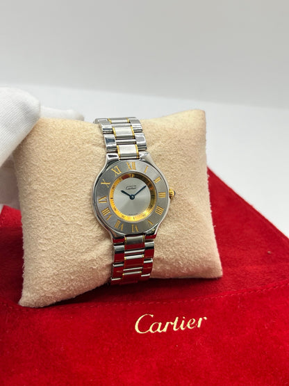Montre Cartier 21 Must de Cartier 1330 en acier, équipée d’un mouvement à quartz et d’un boîtier de 31 mm. Son cadran argenté, protégé par un verre saphir, apporte une allure élégante et intemporelle. Cette montre Cartier est montée sur un bracelet en acier assorti au boîtier. Étanche à 3 ATM, elle se distingue par son design raffiné et polyvalent. Un modèle emblématique de la collection 21 Must de Cartier, en très bon état.