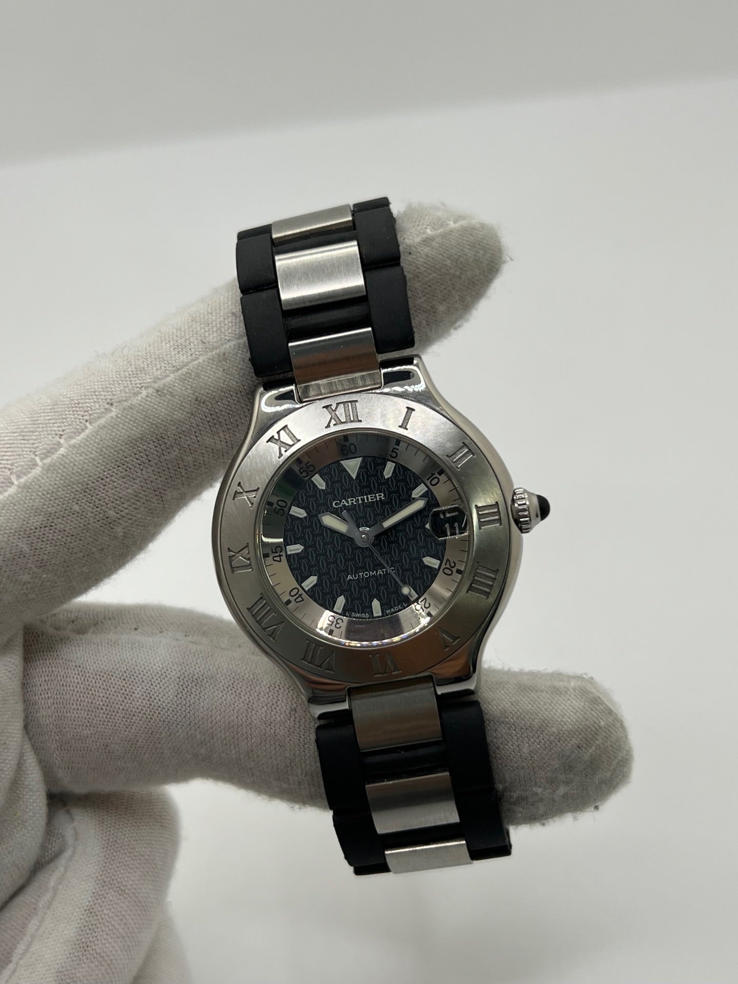 Montre Cartier 21 Must de Cartier Autoscaph automatique en acier, modèle homme ou unisexe avec boîtier de 37 mm et cadran noir à chiffres romains. Ce modèle d’occasion en très bon état dispose d’un verre saphir, d’une étanchéité de 10 ATM et d’une fonction date. Son bracelet en caoutchouc noir avec boucle en acier complète son style sportif et élégant. Une montre Cartier 21 Must Autoscaph au design iconique, idéale pour les amateurs de montres de luxe.