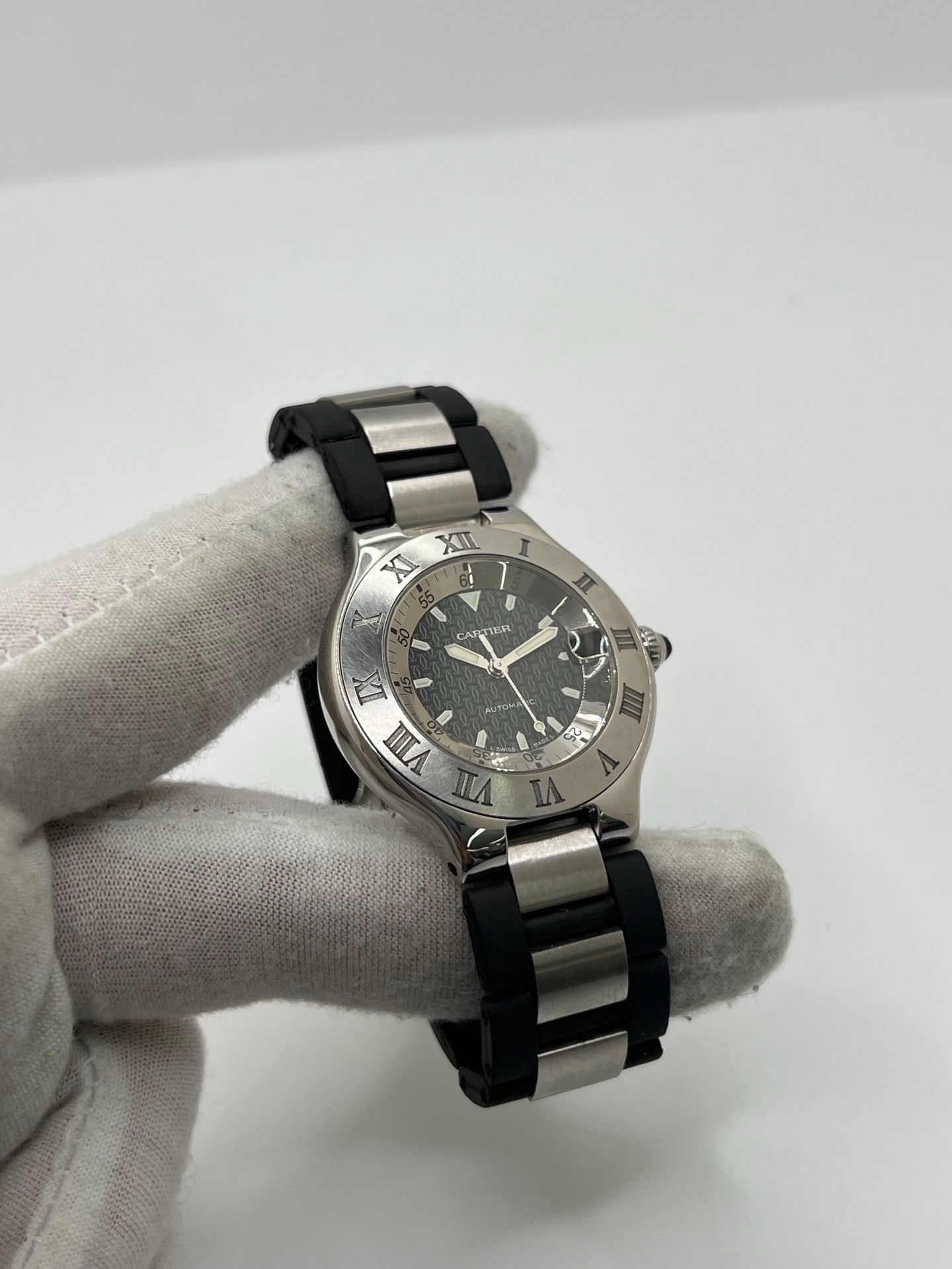 Montre Cartier 21 Must de Cartier Autoscaph automatique en acier, modèle homme ou unisexe avec boîtier de 37 mm et cadran noir à chiffres romains. Ce modèle d’occasion en très bon état dispose d’un verre saphir, d’une étanchéité de 10 ATM et d’une fonction date. Son bracelet en caoutchouc noir avec boucle en acier complète son style sportif et élégant. Une montre Cartier 21 Must Autoscaph au design iconique, idéale pour les amateurs de montres de luxe.