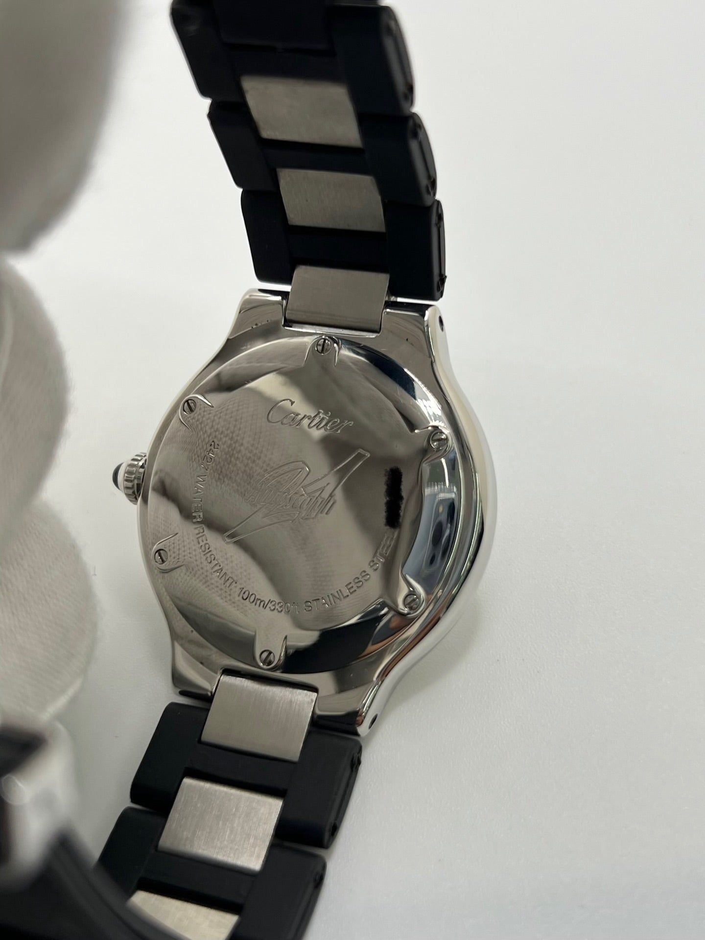 Montre Cartier 21 Must de Cartier Autoscaph automatique en acier, modèle homme ou unisexe avec boîtier de 37 mm et cadran noir à chiffres romains. Ce modèle d’occasion en très bon état dispose d’un verre saphir, d’une étanchéité de 10 ATM et d’une fonction date. Son bracelet en caoutchouc noir avec boucle en acier complète son style sportif et élégant. Une montre Cartier 21 Must Autoscaph au design iconique, idéale pour les amateurs de montres de luxe.