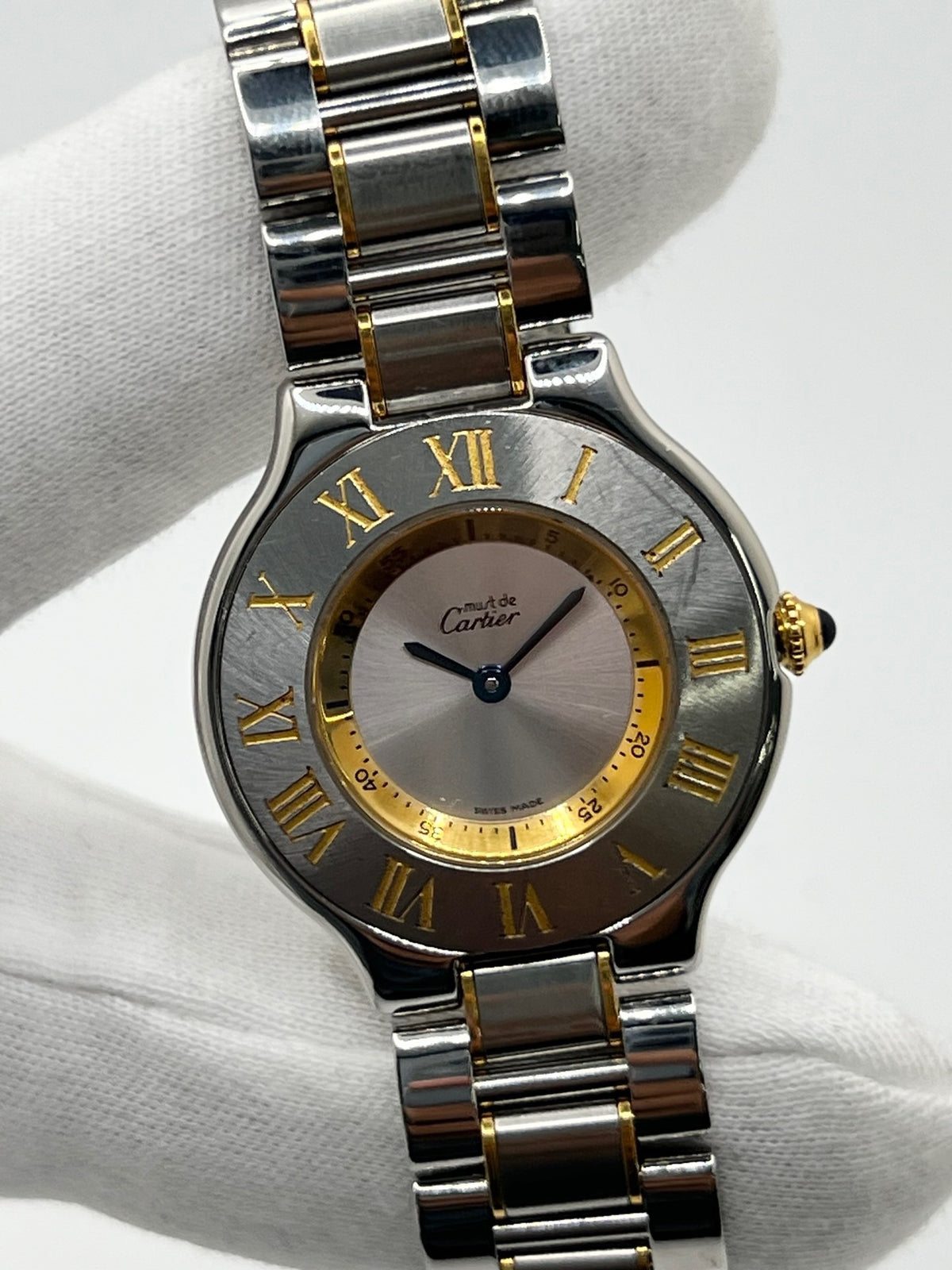 Montre Cartier 21 Must de Cartier 1330 en acier, équipée d’un mouvement à quartz et d’un boîtier de 31 mm. Son cadran argenté, protégé par un verre saphir, apporte une allure élégante et intemporelle. Cette montre Cartier est montée sur un bracelet en acier assorti au boîtier. Étanche à 3 ATM, elle se distingue par son design raffiné et polyvalent. Un modèle emblématique de la collection 21 Must de Cartier, en très bon état.