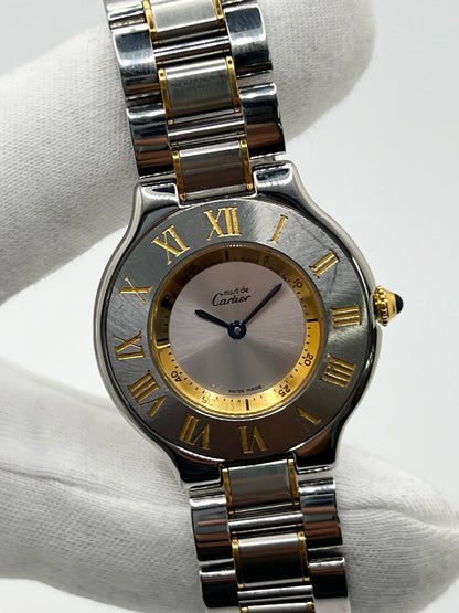 Montre Cartier 21 Must de Cartier 1330 en acier, équipée d’un mouvement à quartz et d’un boîtier de 31 mm. Son cadran argenté, protégé par un verre saphir, apporte une allure élégante et intemporelle. Cette montre Cartier est montée sur un bracelet en acier assorti au boîtier. Étanche à 3 ATM, elle se distingue par son design raffiné et polyvalent. Un modèle emblématique de la collection 21 Must de Cartier, en très bon état.