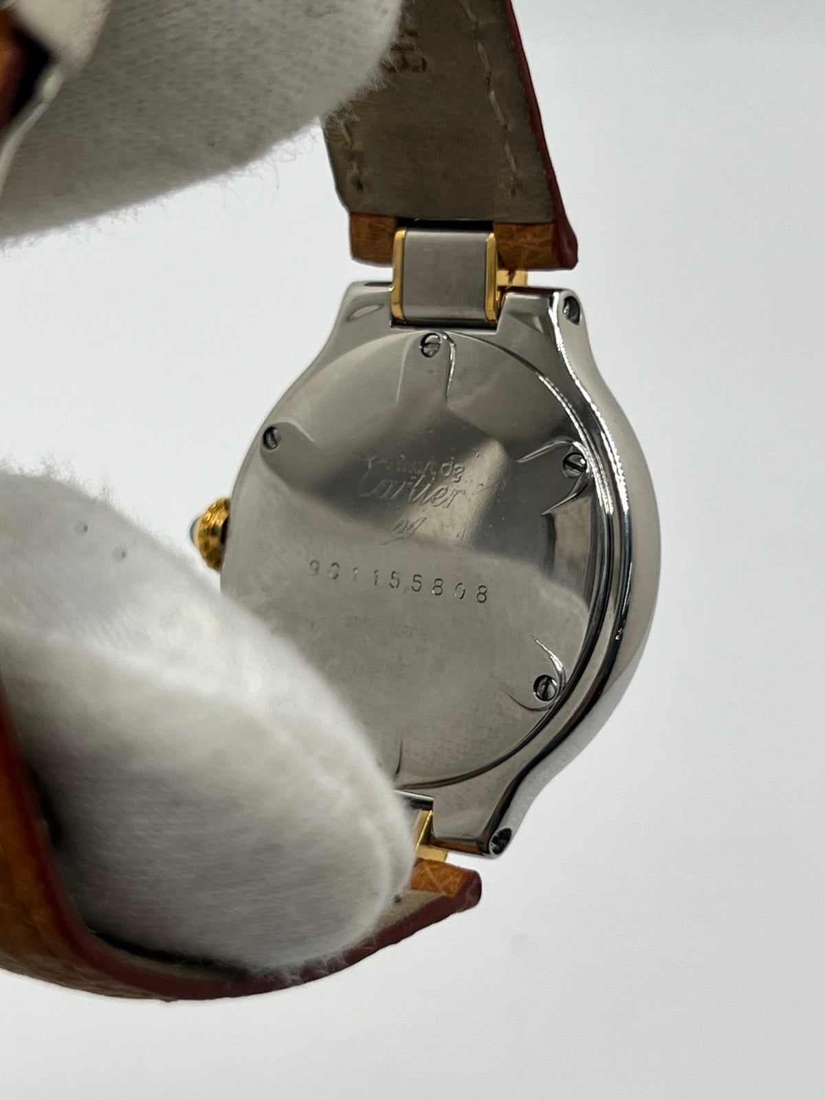 Montre Cartier 21 Must de Cartier 9011 pour femme, équipée d’un mouvement quartz et d’un boîtier en acier de 28 mm. Son cadran blanc offre une esthétique élégante et intemporelle. Cette montre Cartier est montée sur un bracelet brun en cuir avec boucle déployante à plis. En bon état, elle présente des traces d’usure visibles et perceptibles, notamment quelques rayures, éraflures et petites bosses. Révisée en interne en septembre 2026.
