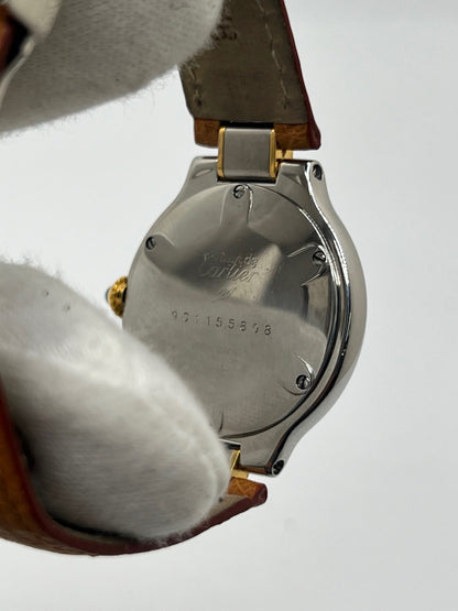 Montre Cartier 21 Must de Cartier 9011 pour femme, équipée d’un mouvement quartz et d’un boîtier en acier de 28 mm. Son cadran blanc offre une esthétique élégante et intemporelle. Cette montre Cartier est montée sur un bracelet brun en cuir avec boucle déployante à plis. En bon état, elle présente des traces d’usure visibles et perceptibles, notamment quelques rayures, éraflures et petites bosses. Révisée en interne en septembre 2026.
