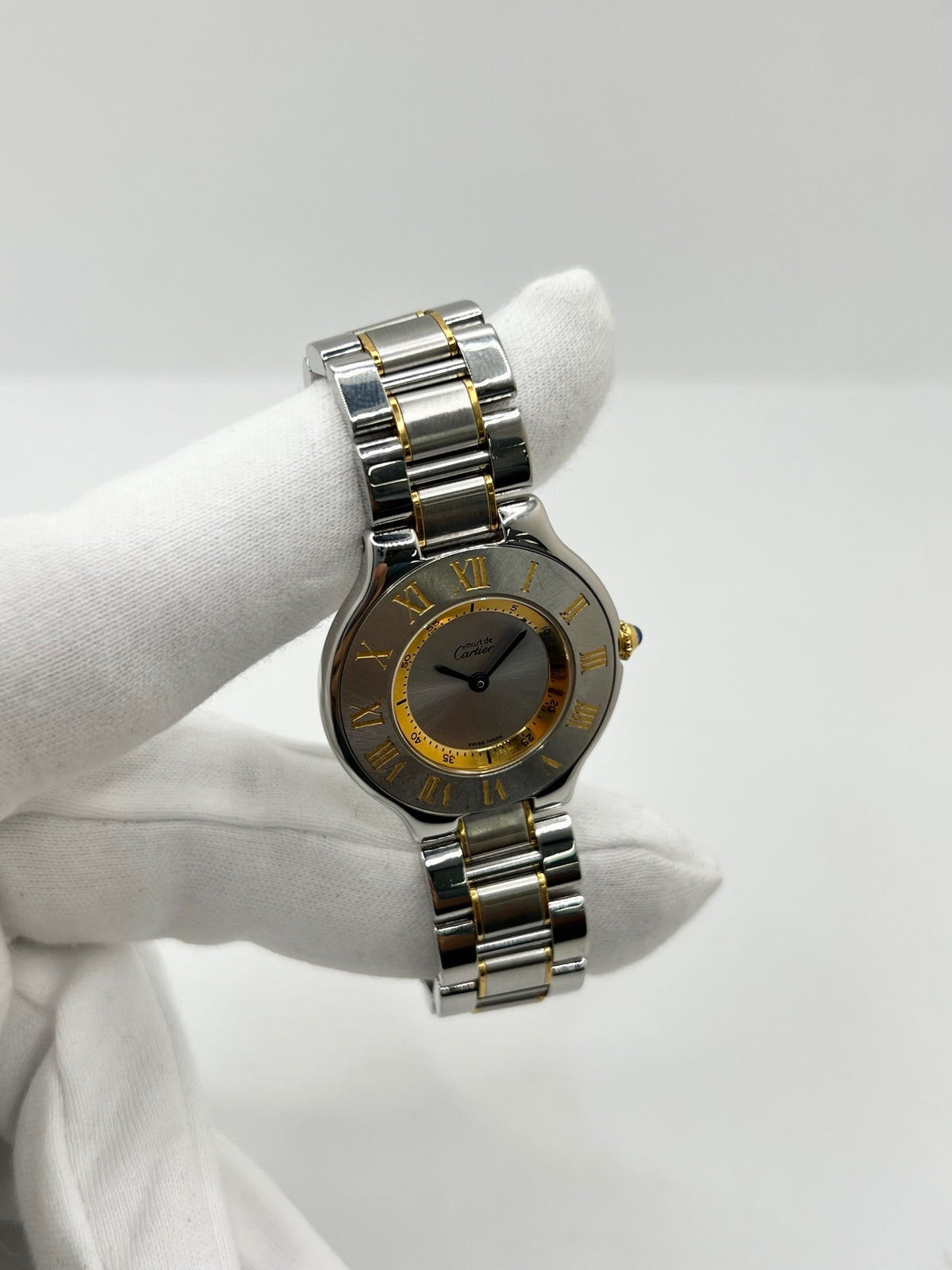 Montre Cartier 21 Must de Cartier 1330 en acier, équipée d’un mouvement à quartz et d’un boîtier de 31 mm. Son cadran argenté, protégé par un verre saphir, apporte une allure élégante et intemporelle. Cette montre Cartier est montée sur un bracelet en acier assorti au boîtier. Étanche à 3 ATM, elle se distingue par son design raffiné et polyvalent. Un modèle emblématique de la collection 21 Must de Cartier, en très bon état.