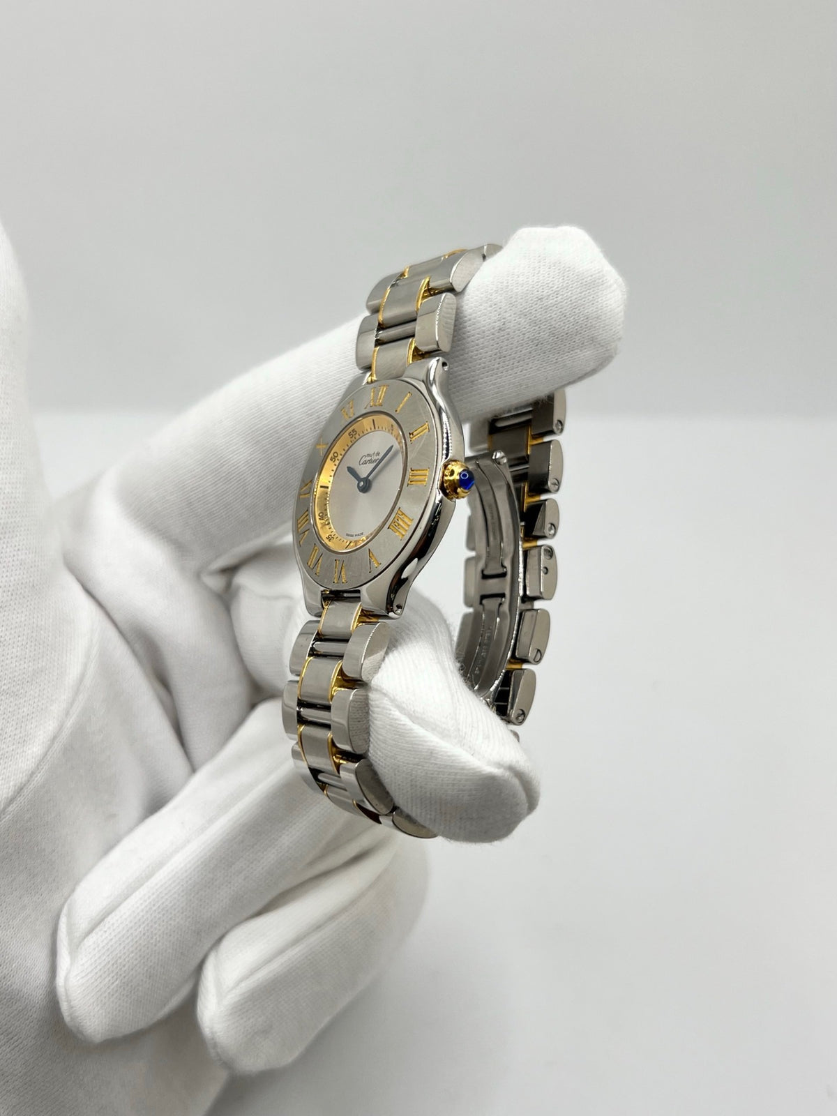Montre Cartier 21 Must de Cartier 1330 en acier, équipée d’un mouvement à quartz et d’un boîtier de 31 mm. Son cadran argenté, protégé par un verre saphir, apporte une allure élégante et intemporelle. Cette montre Cartier est montée sur un bracelet en acier assorti au boîtier. Étanche à 3 ATM, elle se distingue par son design raffiné et polyvalent. Un modèle emblématique de la collection 21 Must de Cartier, en très bon état.