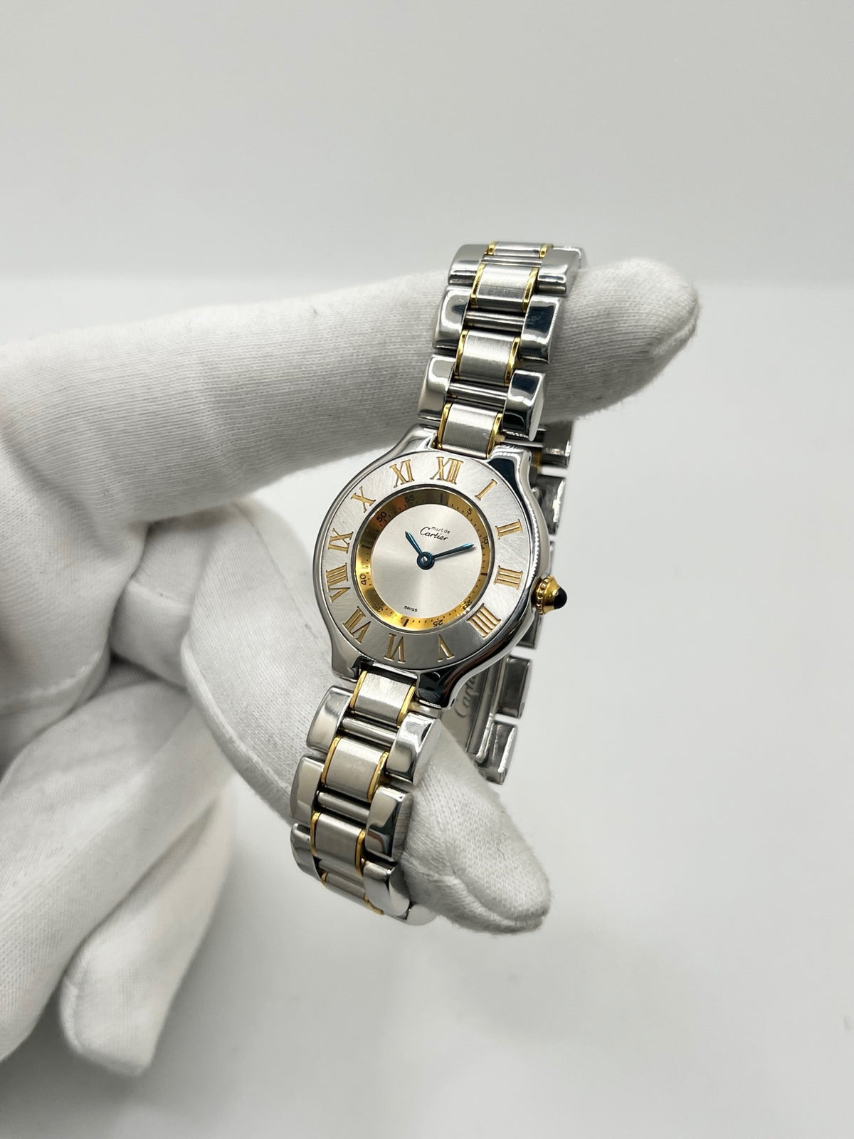 Montre Cartier 21 Must de Cartier référence 1340, modèle vintage au design intemporel. Cette montre de luxe présente un boîtier en acier de 28 mm, un bracelet bicolore en acier et or ainsi qu’un cadran argenté. Équipée d’un mouvement quartz suisse à 7 rubis et d’un verre saphir, elle offre une étanchéité de 3 ATM. Élégante et raffinée, cette Cartier 21 vintage allie le savoir-faire horloger de Cartier à un style classique et sophistiqué.