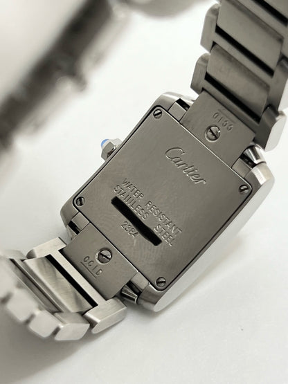 Montre Cartier Tank Française 2384 pour femme, dotée d’un mouvement à quartz et d’un boîtier rectangulaire en acier de 20 × 25 mm. Son cadran blanc est protégé par un verre saphir, tandis que son bracelet en acier avec boucle déployante double apporte une finition élégante et raffinée. D’une hauteur de 6 mm et étanche à 3 ATM, cette Cartier Tank Française incarne le style intemporel de la Maison. Modèle en très bon état, vendu avec son coffret d’origine.