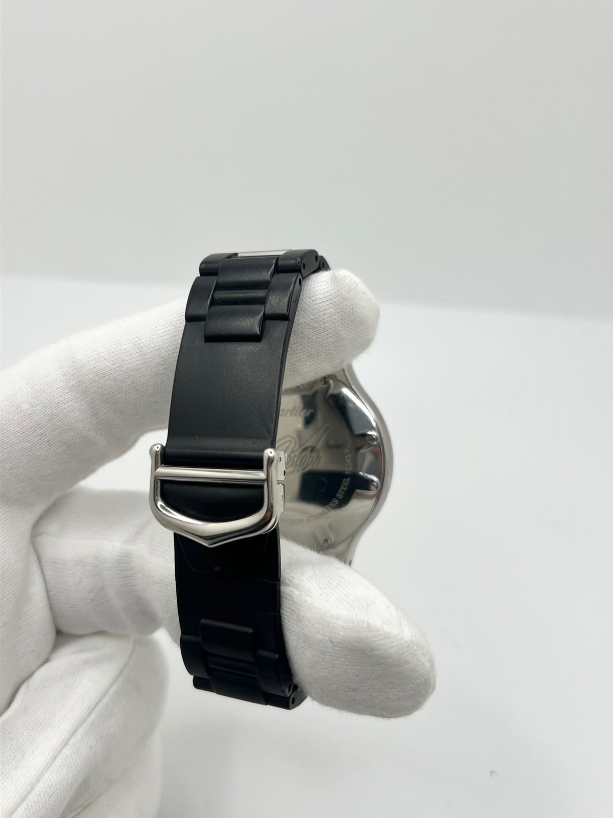Montre Cartier 21 Chronoscaph 2424 à quartz, dotée d’un boîtier en acier de 38 mm et d’une épaisseur de 10 mm. Son cadran noir est protégé par un verre saphir et accompagné d’un bracelet en caoutchouc avec boucle déployante en acier. Étanche à 10 ATM, cette montre Cartier possède les fonctions chronographe et date. En très bon état, elle présente de légères traces d’usure et a été révisée en interne en septembre 2026.
