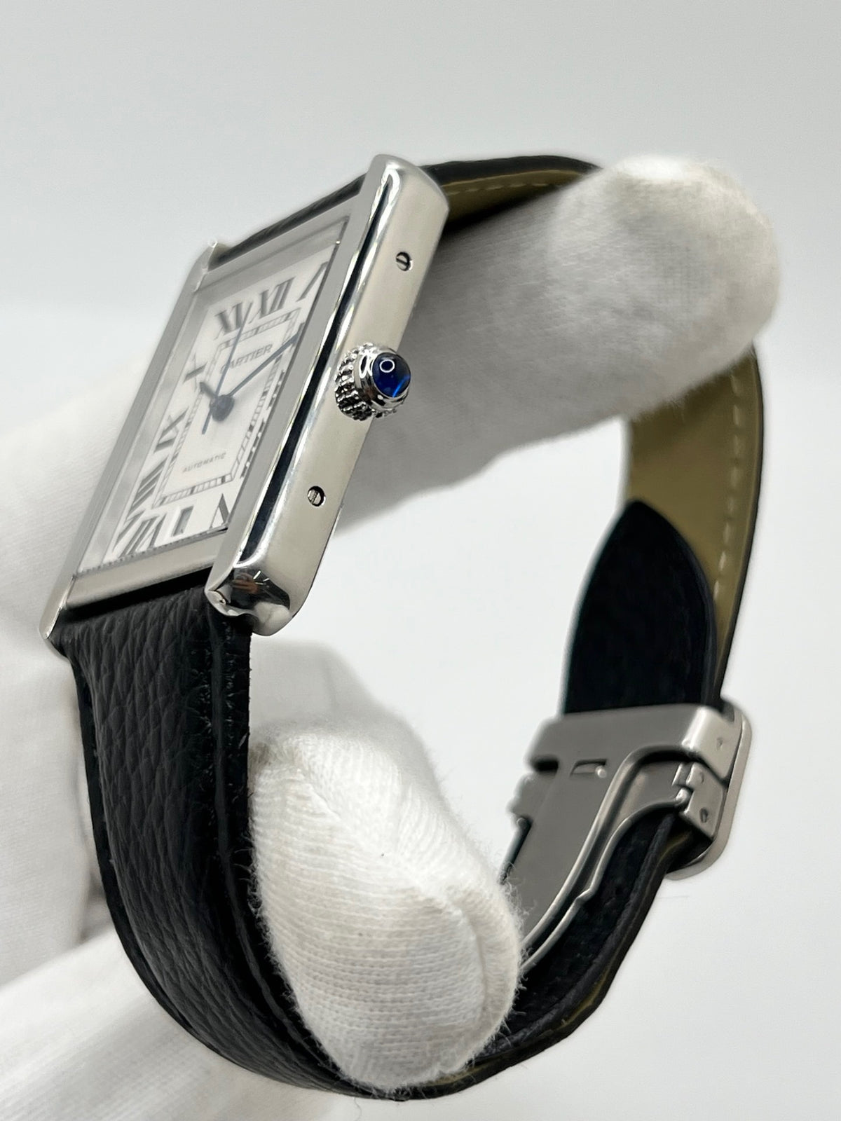 Montre Cartier Tank Solo XL 3515 en acier, équipée d’un mouvement automatique calibre 049 offrant une réserve de marche de 42 heures. Son boîtier de 31 × 41 mm accueille un cadran argent protégé par un verre saphir. Cette Cartier Tank Solo XL dispose d’un affichage de la date et d’un bracelet noir en cuir de vache avec boucle déployante en acier. Modèle de 2021, étanche à 3 ATM et livré avec son coffret et ses papiers d’origine, en très bon état.