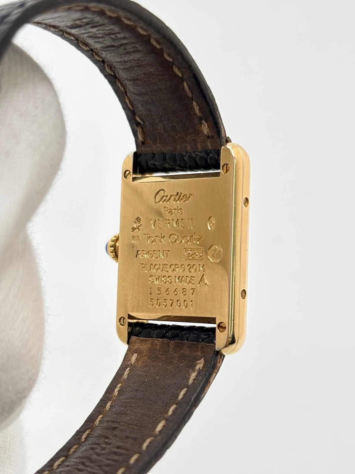 Montre Cartier Tank Vermeil 5057001 en très bon état, équipée d’un mouvement quartz et d’un boîtier en argent de 20 × 28 mm. Son cadran blanc à chiffres romains est protégé par un verre minéral. Cette montre Cartier Tank Vermeil possède un bracelet en cuir de lézard noir avec boucle ardillon en acier. Livrée avec son coffret d’origine, elle séduit par son design élégant et intemporel, emblématique de la collection Tank.
