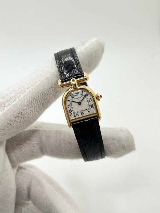 Montre Cartier modèle Calandre pour femme élégante en or jaune avec boîtier rectangulaire de 18 x 26 mm, lignes raffinées et design iconique des années 1980. Cadran blanc lumineux orné de chiffres romains noirs, protégé par un verre minéral. Mouvement à quartz assurant une lecture précise de l’heure. Bracelet en cuir de crocodile noir apportant une touche sophistiquée, équipé d’une boucle ardillon en acier. Modèle vintage en très bon état, présentant de légères micro-rayures superficielles liées à l’âge.