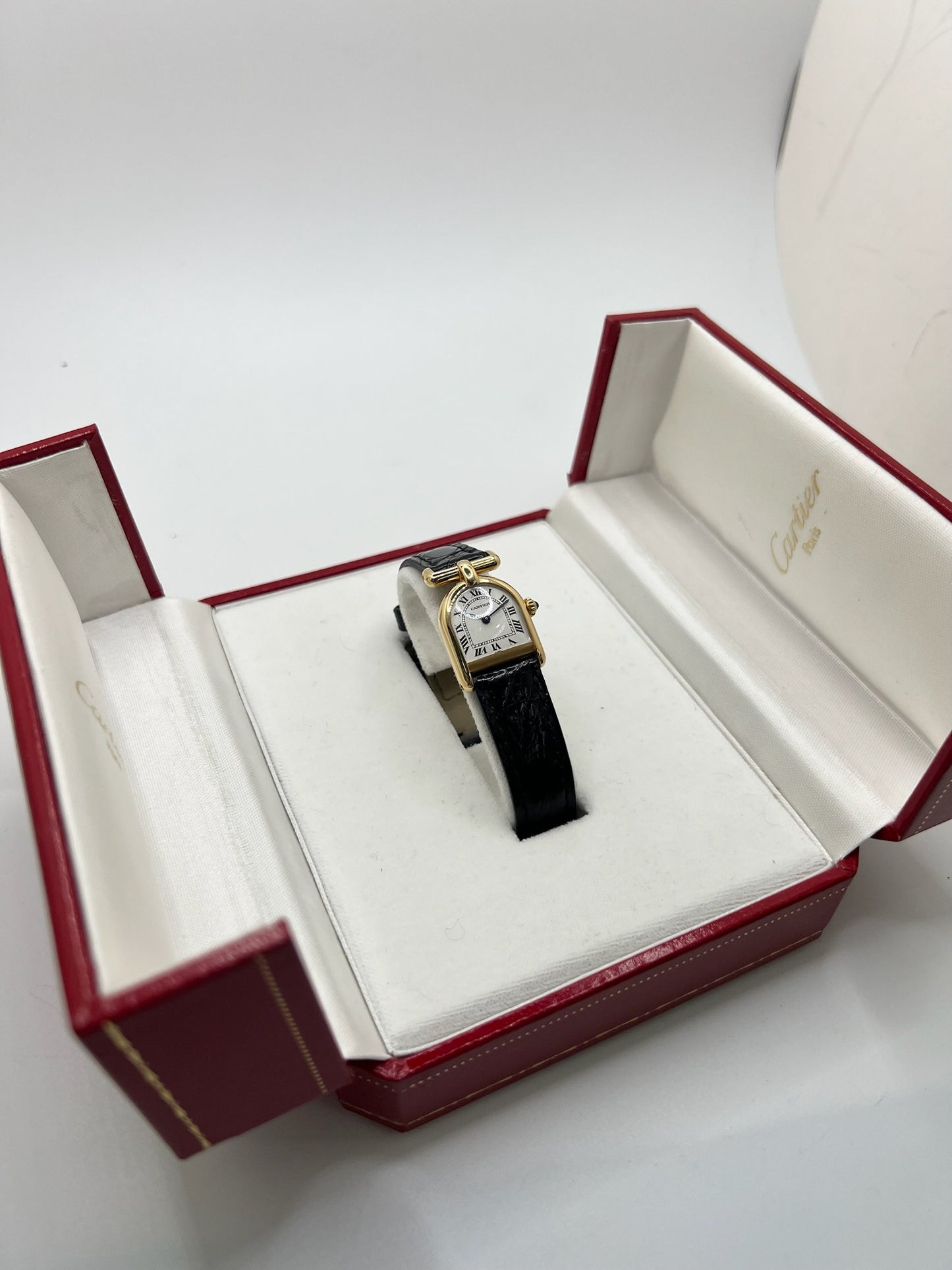 Montre Cartier modèle Calandre pour femme élégante en or jaune avec boîtier rectangulaire de 18 x 26 mm, lignes raffinées et design iconique des années 1980. Cadran blanc lumineux orné de chiffres romains noirs, protégé par un verre minéral. Mouvement à quartz assurant une lecture précise de l’heure. Bracelet en cuir de crocodile noir apportant une touche sophistiquée, équipé d’une boucle ardillon en acier. Modèle vintage en très bon état, présentant de légères micro-rayures superficielles liées à l’âge.