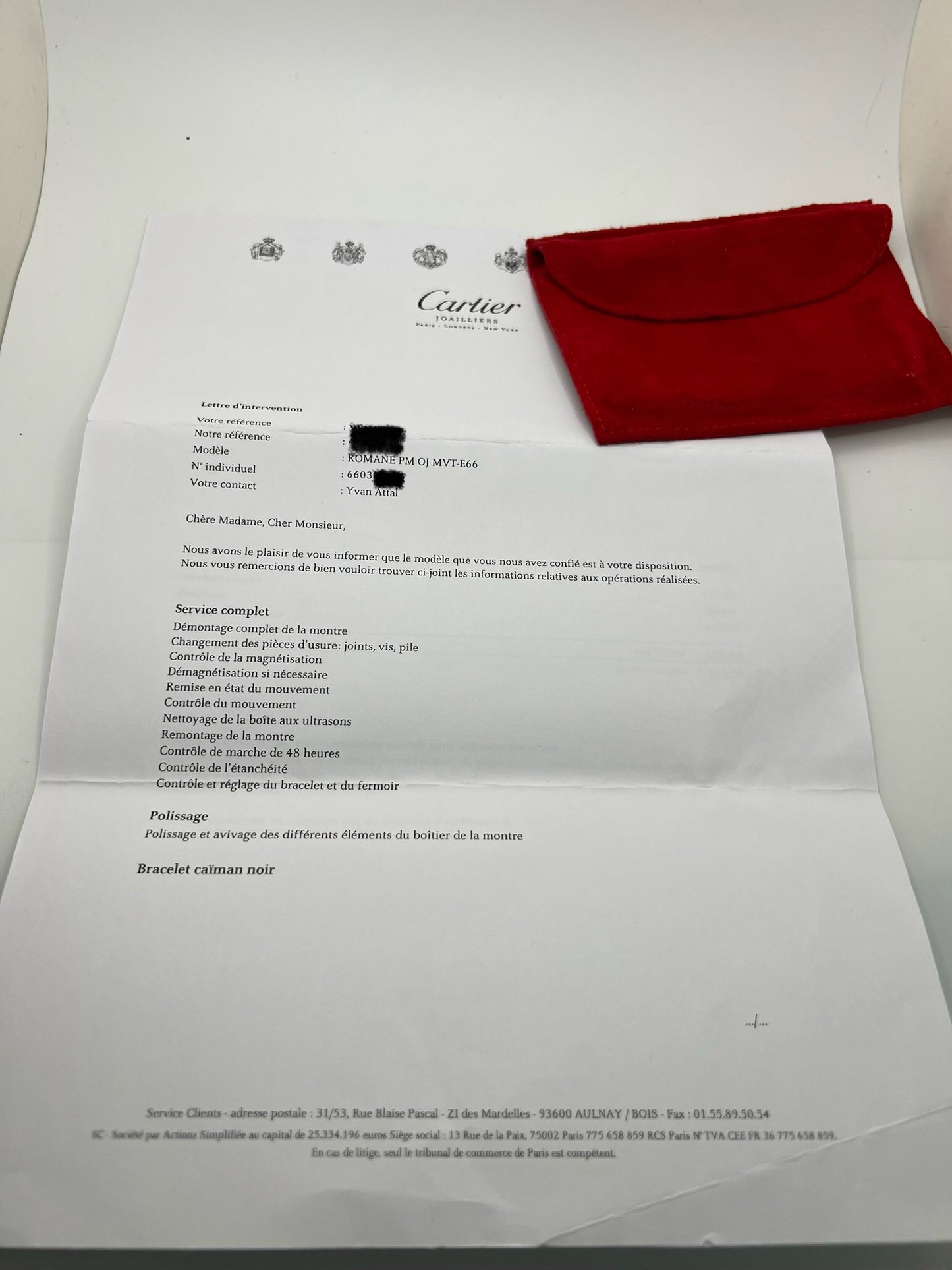 Montre Cartier modèle Calandre pour femme élégante en or jaune avec boîtier rectangulaire de 18 x 26 mm, lignes raffinées et design iconique des années 1980. Cadran blanc lumineux orné de chiffres romains noirs, protégé par un verre minéral. Mouvement à quartz assurant une lecture précise de l’heure. Bracelet en cuir de crocodile noir apportant une touche sophistiquée, équipé d’une boucle ardillon en acier. Modèle vintage en très bon état, présentant de légères micro-rayures superficielles liées à l’âge.