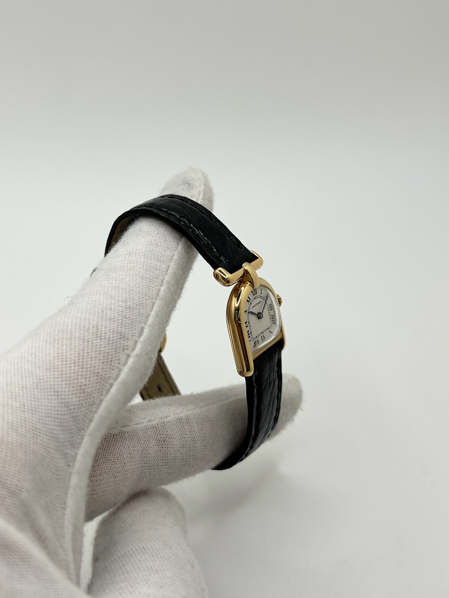 Montre Cartier modèle Calandre pour femme élégante en or jaune avec boîtier rectangulaire de 18 x 26 mm, lignes raffinées et design iconique des années 1980. Cadran blanc lumineux orné de chiffres romains noirs, protégé par un verre minéral. Mouvement à quartz assurant une lecture précise de l’heure. Bracelet en cuir de crocodile noir apportant une touche sophistiquée, équipé d’une boucle ardillon en acier. Modèle vintage en très bon état, présentant de légères micro-rayures superficielles liées à l’âge.