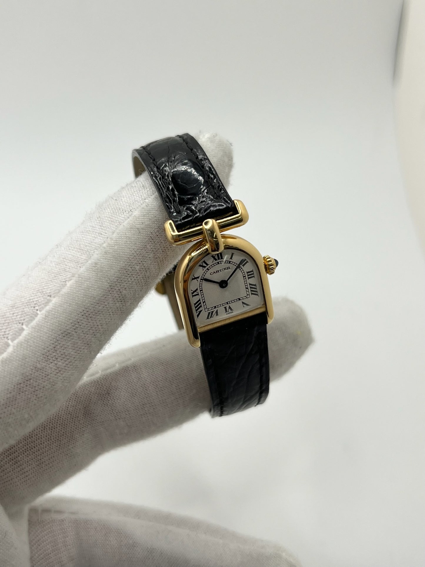 Montre Cartier modèle Calandre pour femme élégante en or jaune avec boîtier rectangulaire de 18 x 26 mm, lignes raffinées et design iconique des années 1980. Cadran blanc lumineux orné de chiffres romains noirs, protégé par un verre minéral. Mouvement à quartz assurant une lecture précise de l’heure. Bracelet en cuir de crocodile noir apportant une touche sophistiquée, équipé d’une boucle ardillon en acier. Modèle vintage en très bon état, présentant de légères micro-rayures superficielles liées à l’âge.