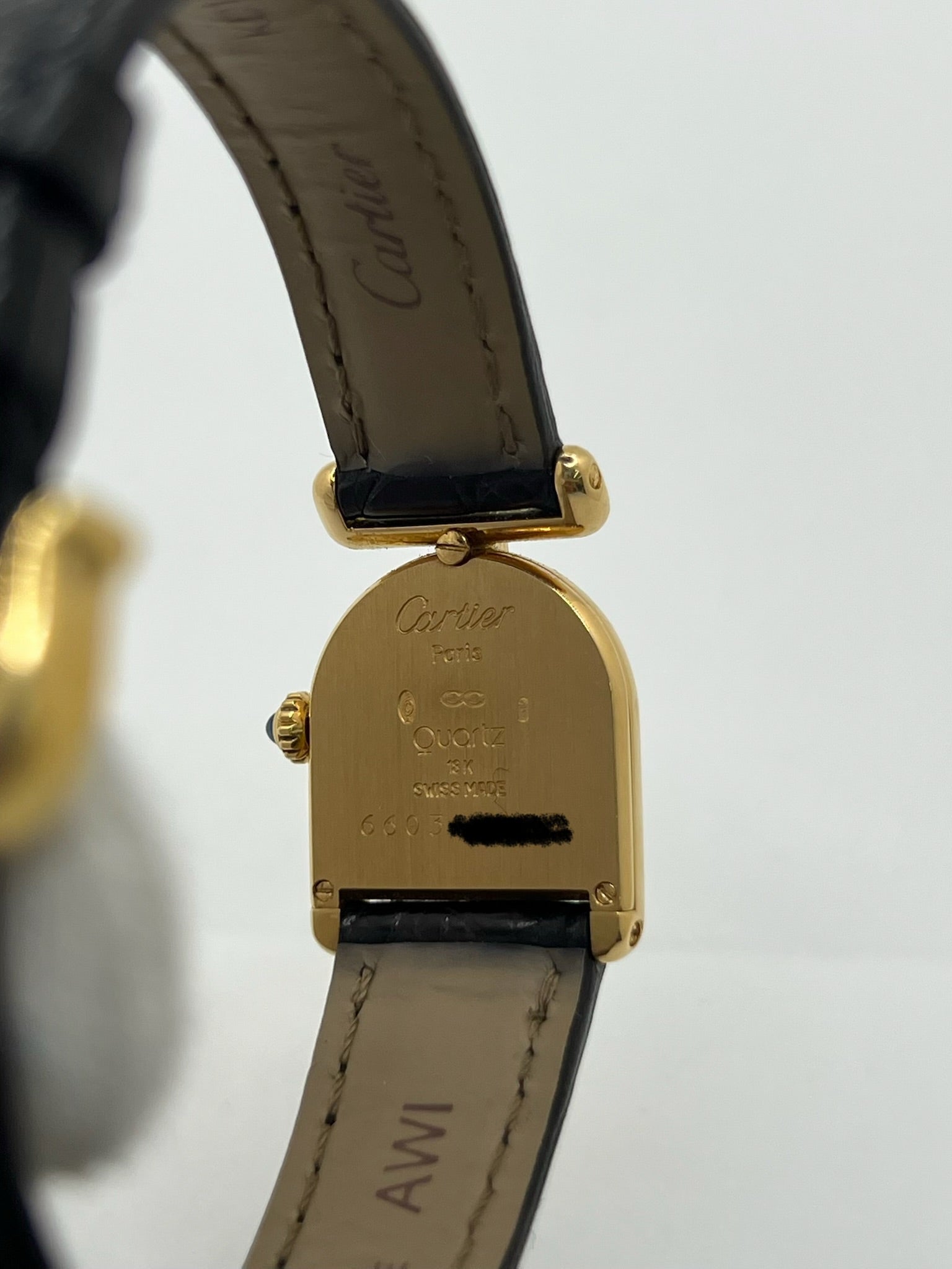 Montre Cartier modèle Calandre pour femme élégante en or jaune avec boîtier rectangulaire de 18 x 26 mm, lignes raffinées et design iconique des années 1980. Cadran blanc lumineux orné de chiffres romains noirs, protégé par un verre minéral. Mouvement à quartz assurant une lecture précise de l’heure. Bracelet en cuir de crocodile noir apportant une touche sophistiquée, équipé d’une boucle ardillon en acier. Modèle vintage en très bon état, présentant de légères micro-rayures superficielles liées à l’âge.