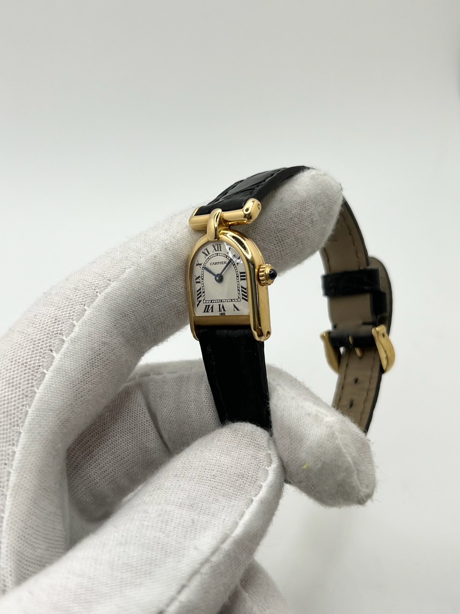 Montre Cartier modèle Calandre pour femme élégante en or jaune avec boîtier rectangulaire de 18 x 26 mm, lignes raffinées et design iconique des années 1980. Cadran blanc lumineux orné de chiffres romains noirs, protégé par un verre minéral. Mouvement à quartz assurant une lecture précise de l’heure. Bracelet en cuir de crocodile noir apportant une touche sophistiquée, équipé d’une boucle ardillon en acier. Modèle vintage en très bon état, présentant de légères micro-rayures superficielles liées à l’âge.
