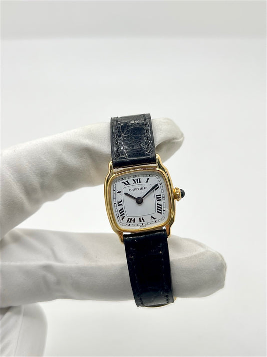 Montre Cartier Chambord 7825 pour femme, équipée d’un mouvement quartz et d’un boîtier en or jaune de 21 mm. Ce modèle d’occasion en très bon état présente un cadran blanc à chiffres romains, un verre minéral et un bracelet en cuir de crocodile noir avec boucle ardillon en or jaune. Élégante et intemporelle, la Cartier Chambord 7825 séduit par son style raffiné et son design classique, idéale pour les passionnées de montres de luxe vintage.