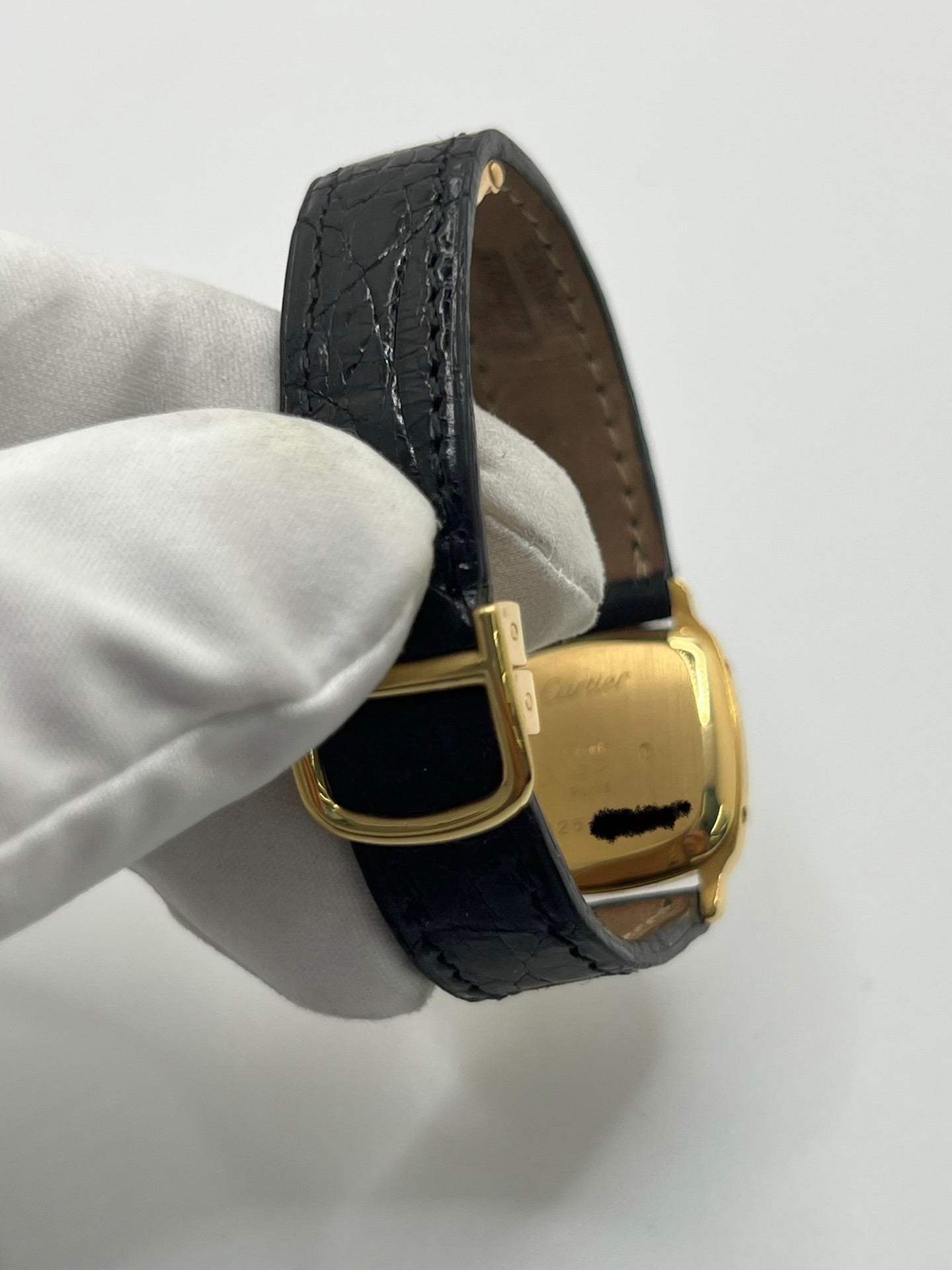 Montre Cartier Chambord 7825 pour femme, équipée d’un mouvement quartz et d’un boîtier en or jaune de 21 mm. Ce modèle d’occasion en très bon état présente un cadran blanc à chiffres romains, un verre minéral et un bracelet en cuir de crocodile noir avec boucle ardillon en or jaune. Élégante et intemporelle, la Cartier Chambord 7825 séduit par son style raffiné et son design classique, idéale pour les passionnées de montres de luxe vintage.