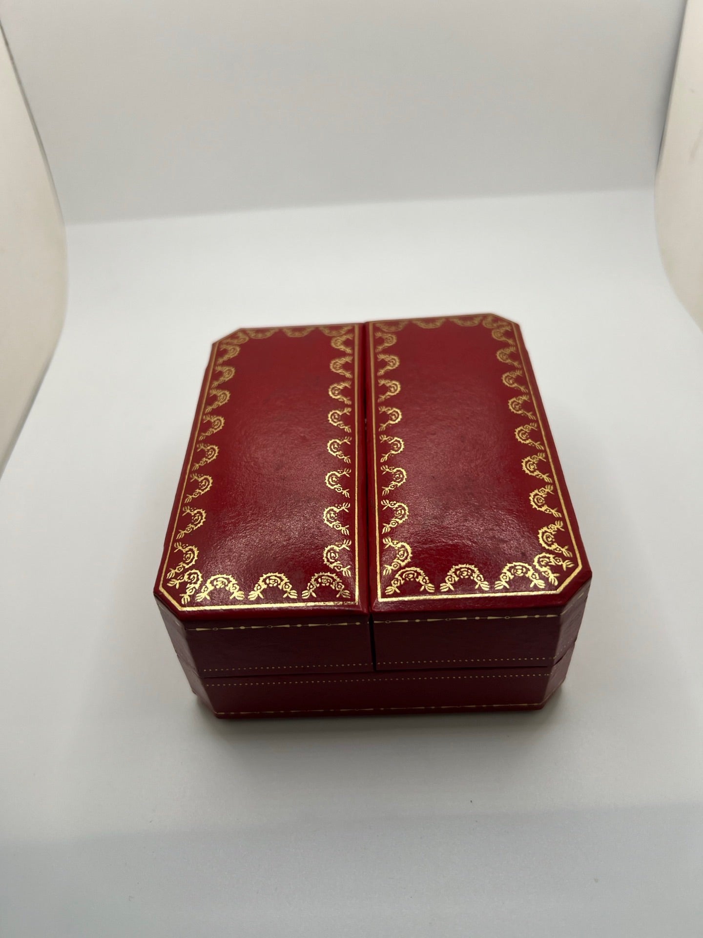 Montre Cartier Chambord 7825 pour femme, équipée d’un mouvement quartz et d’un boîtier en or jaune de 21 mm. Ce modèle d’occasion en très bon état présente un cadran blanc à chiffres romains, un verre minéral et un bracelet en cuir de crocodile noir avec boucle ardillon en or jaune. Élégante et intemporelle, la Cartier Chambord 7825 séduit par son style raffiné et son design classique, idéale pour les passionnées de montres de luxe vintage.