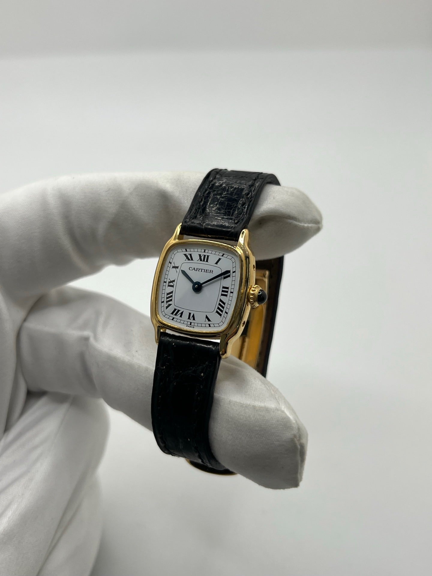 Montre Cartier Chambord 7825 pour femme, équipée d’un mouvement quartz et d’un boîtier en or jaune de 21 mm. Ce modèle d’occasion en très bon état présente un cadran blanc à chiffres romains, un verre minéral et un bracelet en cuir de crocodile noir avec boucle ardillon en or jaune. Élégante et intemporelle, la Cartier Chambord 7825 séduit par son style raffiné et son design classique, idéale pour les passionnées de montres de luxe vintage.
