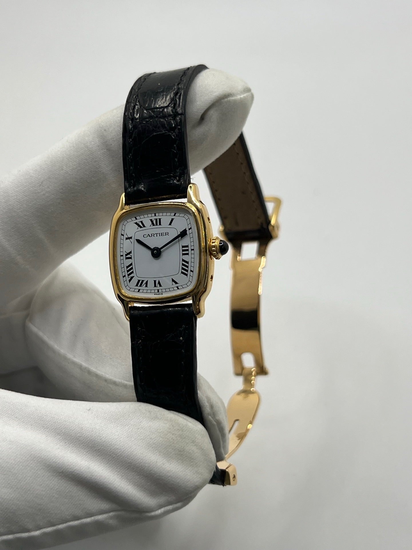 Montre Cartier Chambord 7825 pour femme, équipée d’un mouvement quartz et d’un boîtier en or jaune de 21 mm. Ce modèle d’occasion en très bon état présente un cadran blanc à chiffres romains, un verre minéral et un bracelet en cuir de crocodile noir avec boucle ardillon en or jaune. Élégante et intemporelle, la Cartier Chambord 7825 séduit par son style raffiné et son design classique, idéale pour les passionnées de montres de luxe vintage.