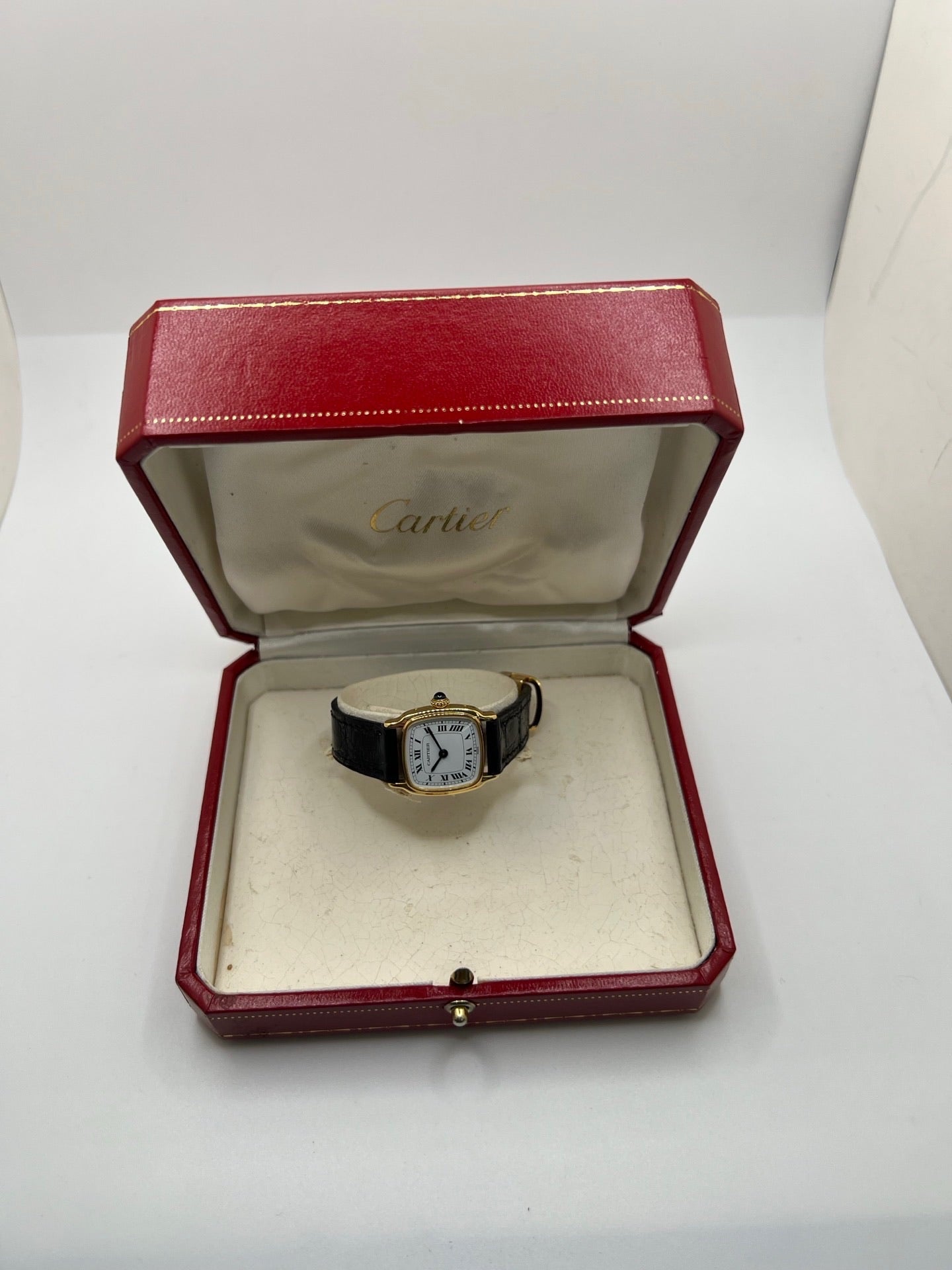 Montre Cartier Chambord 7825 pour femme, équipée d’un mouvement quartz et d’un boîtier en or jaune de 21 mm. Ce modèle d’occasion en très bon état présente un cadran blanc à chiffres romains, un verre minéral et un bracelet en cuir de crocodile noir avec boucle ardillon en or jaune. Élégante et intemporelle, la Cartier Chambord 7825 séduit par son style raffiné et son design classique, idéale pour les passionnées de montres de luxe vintage.