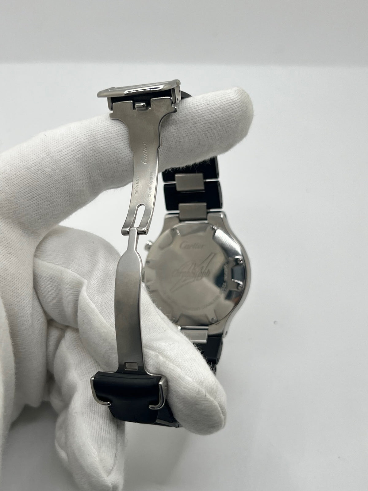 Montre Cartier 21 Chronoscaph 2424 à quartz, dotée d’un boîtier en acier de 38 mm et d’une épaisseur de 10 mm. Son cadran noir est protégé par un verre saphir et accompagné d’un bracelet en caoutchouc avec boucle déployante en acier. Étanche à 10 ATM, cette montre Cartier possède les fonctions chronographe et date. En très bon état, elle présente de légères traces d’usure et a été révisée en interne en septembre 2026.
