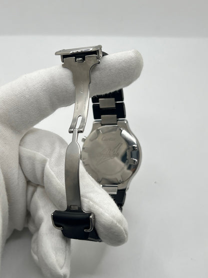 Montre Cartier 21 Chronoscaph 2424 à quartz, dotée d’un boîtier en acier de 38 mm et d’une épaisseur de 10 mm. Son cadran noir est protégé par un verre saphir et accompagné d’un bracelet en caoutchouc avec boucle déployante en acier. Étanche à 10 ATM, cette montre Cartier possède les fonctions chronographe et date. En très bon état, elle présente de légères traces d’usure et a été révisée en interne en septembre 2026.

