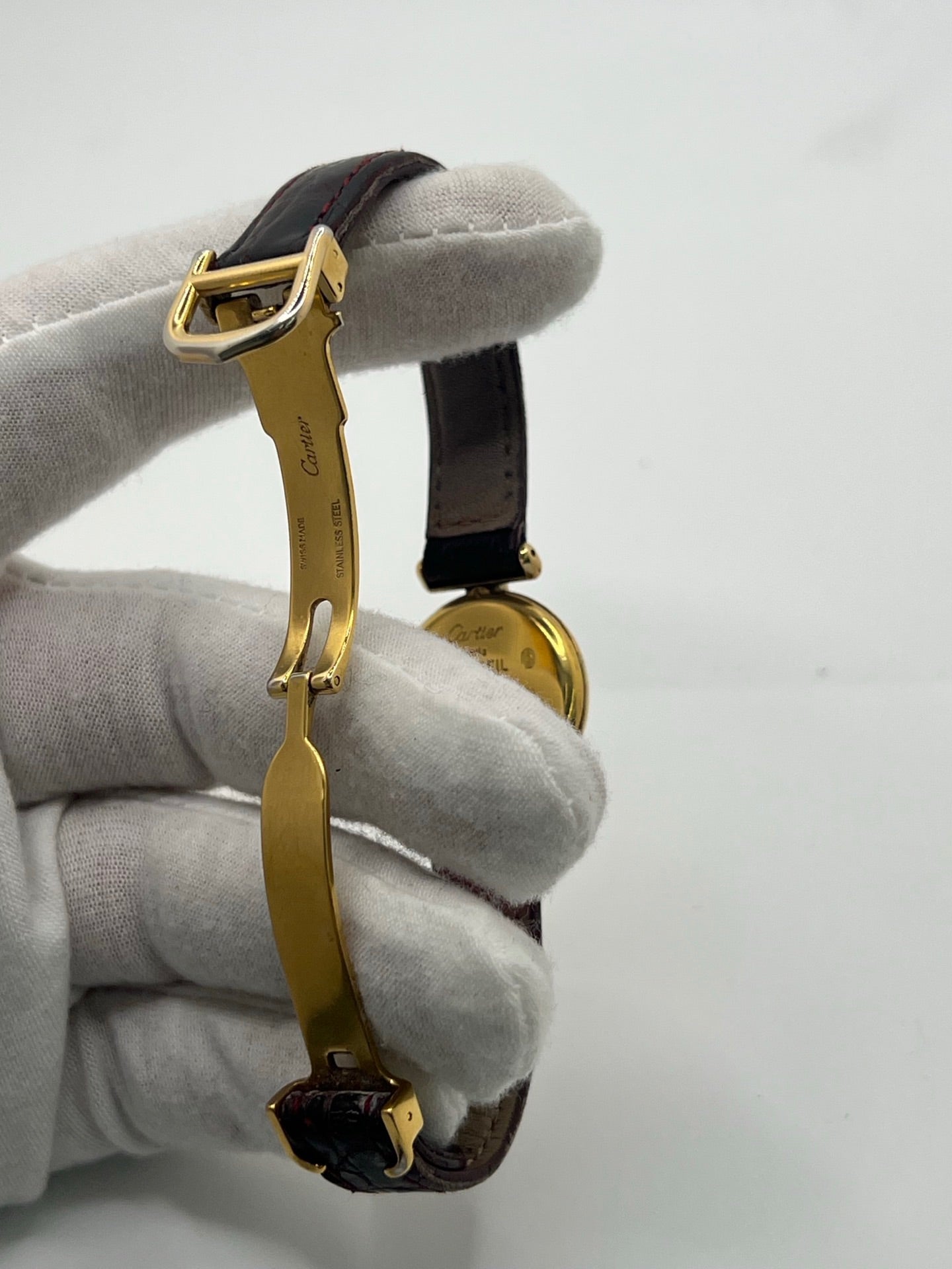 Montre femme Cartier Colisée réf. 590002 en argent avec mouvement quartz. Modèle vintage de 1995 au cadran blanc à chiffres romains et bracelet en cuir or. Verre saphir, boucle ardillon en argent. Élégance intemporelle signée Cartier, livrée avec coffret et papiers d’origine. Montre d’occasion en bon état, révisée en 2025.