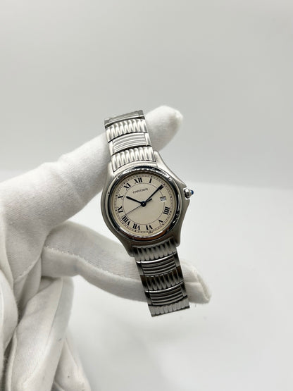 Montre Cartier Cougar référence 120000R en acier, équipée d'un mouvement quartz et fabriquée en 1998. Son boîtier de 33 mm est associé à un élégant cadran blanc à chiffres romains, protégé par un verre saphir résistant aux rayures. Cette montre Cartier Cougar dispose d'un bracelet en acier avec boucle déployante et d'une fonction date. Vendue avec son coffret d'origine, elle est en très bon état, révisée en interne et idéale pour un usage homme ou unisexe.