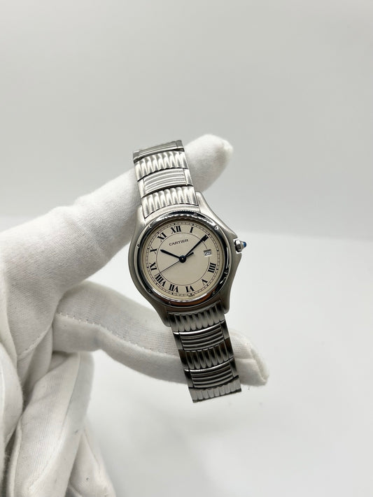 Montre Cartier Cougar référence 120000R en acier, équipée d'un mouvement quartz et fabriquée en 1998. Son boîtier de 33 mm est associé à un élégant cadran blanc à chiffres romains, protégé par un verre saphir résistant aux rayures. Cette montre Cartier Cougar dispose d'un bracelet en acier avec boucle déployante et d'une fonction date. Vendue avec son coffret d'origine, elle est en très bon état, révisée en interne et idéale pour un usage homme ou unisexe.