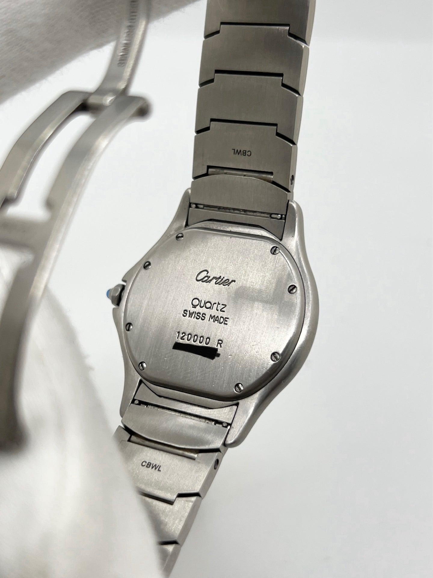 Montre Cartier Cougar référence 120000R en acier, équipée d'un mouvement quartz et fabriquée en 1998. Son boîtier de 33 mm est associé à un élégant cadran blanc à chiffres romains, protégé par un verre saphir résistant aux rayures. Cette montre Cartier Cougar dispose d'un bracelet en acier avec boucle déployante et d'une fonction date. Vendue avec son coffret d'origine, elle est en très bon état, révisée en interne et idéale pour un usage homme ou unisexe.