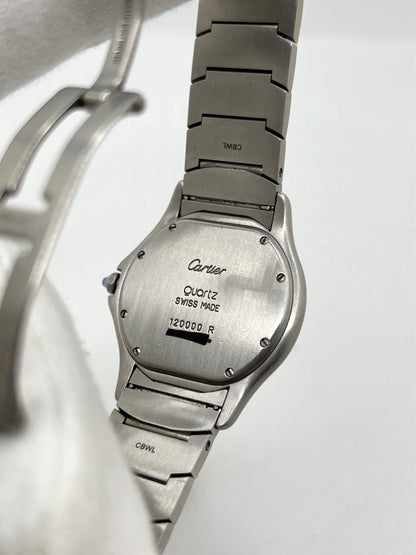 Montre Cartier Cougar référence 120000R en acier, équipée d'un mouvement quartz et fabriquée en 1998. Son boîtier de 33 mm est associé à un élégant cadran blanc à chiffres romains, protégé par un verre saphir résistant aux rayures. Cette montre Cartier Cougar dispose d'un bracelet en acier avec boucle déployante et d'une fonction date. Vendue avec son coffret d'origine, elle est en très bon état, révisée en interne et idéale pour un usage homme ou unisexe.