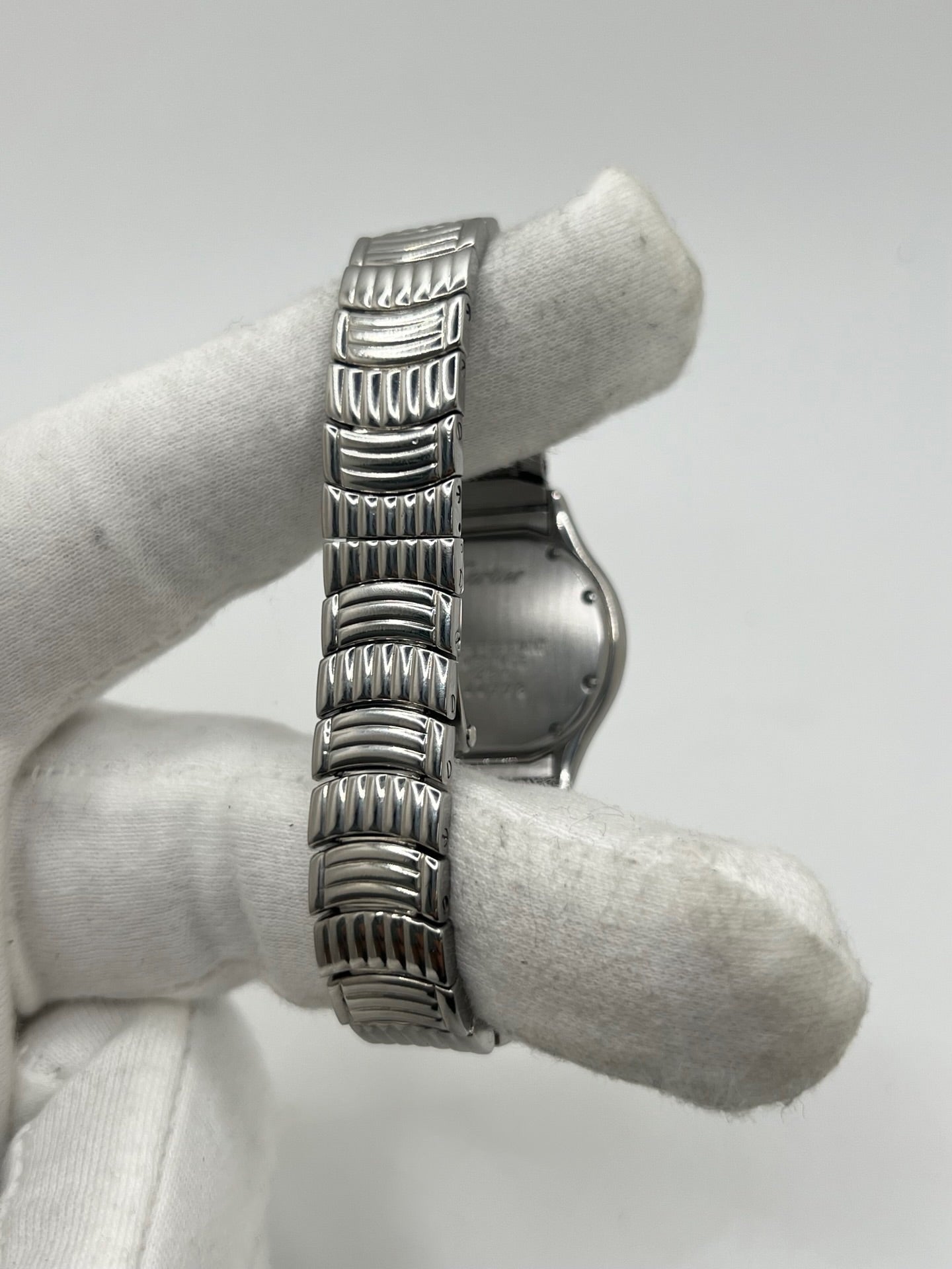 Montre Cartier Cougar référence 1215 1 en acier inoxydable avec boîtier de 26 mm et bracelet assorti. Ce modèle à mouvement quartz se distingue par son cadran blanc à chiffres romains, son verre saphir résistant aux rayures et son affichage de la date. Son design emblématique allie élégance et sobriété, caractéristique des créations horlogères de la maison Cartier. Montre d'occasion de 1995 en très bon état, révisée, avec coffret et papiers d'origine.
