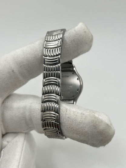 Montre Cartier Cougar référence 1215 1 en acier inoxydable avec boîtier de 26 mm et bracelet assorti. Ce modèle à mouvement quartz se distingue par son cadran blanc à chiffres romains, son verre saphir résistant aux rayures et son affichage de la date. Son design emblématique allie élégance et sobriété, caractéristique des créations horlogères de la maison Cartier. Montre d'occasion de 1995 en très bon état, révisée, avec coffret et papiers d'origine.
