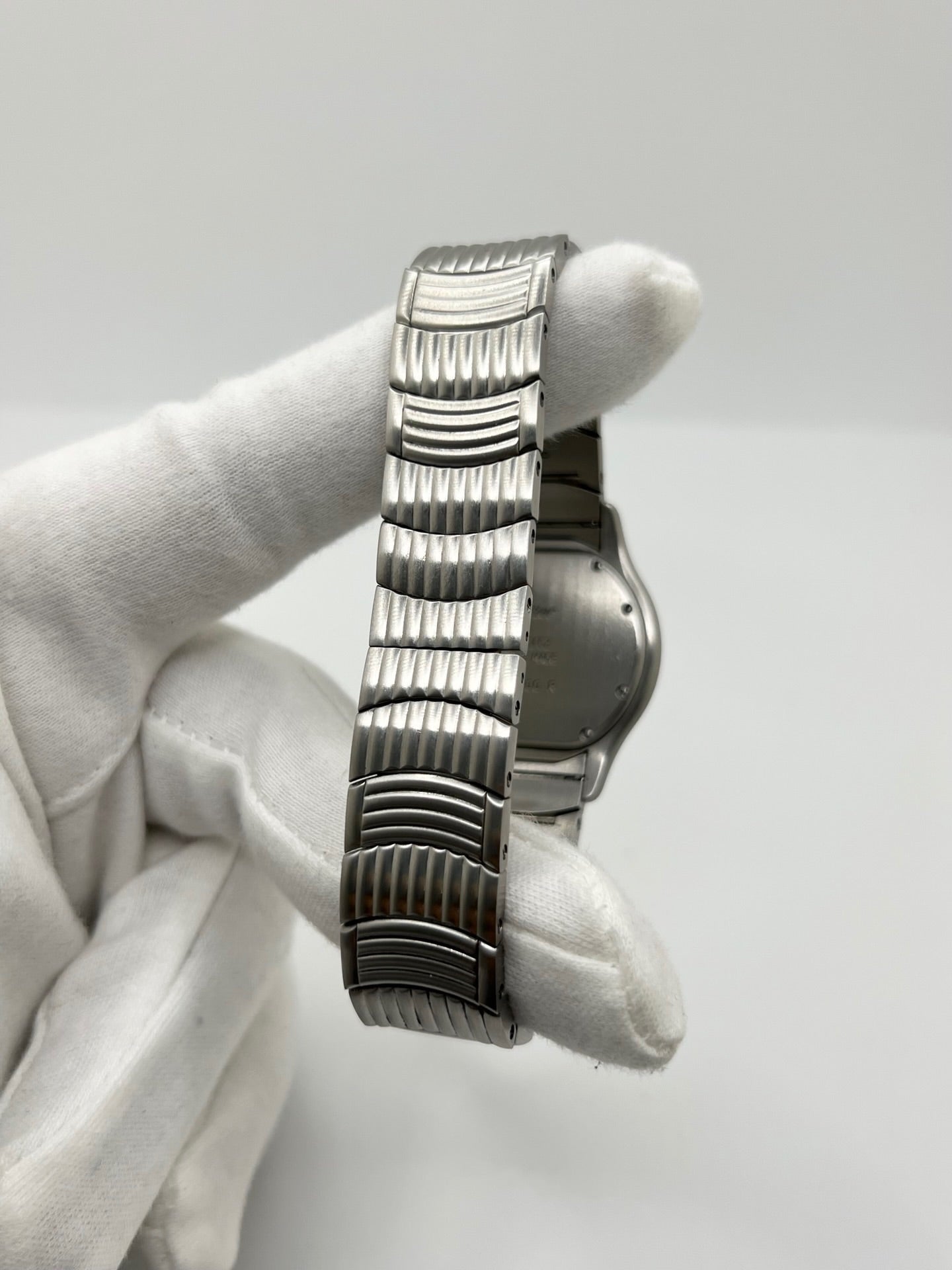 Montre Cartier Cougar référence 120000R en acier, équipée d'un mouvement quartz et fabriquée en 1998. Son boîtier de 33 mm est associé à un élégant cadran blanc à chiffres romains, protégé par un verre saphir résistant aux rayures. Cette montre Cartier Cougar dispose d'un bracelet en acier avec boucle déployante et d'une fonction date. Vendue avec son coffret d'origine, elle est en très bon état, révisée en interne et idéale pour un usage homme ou unisexe.