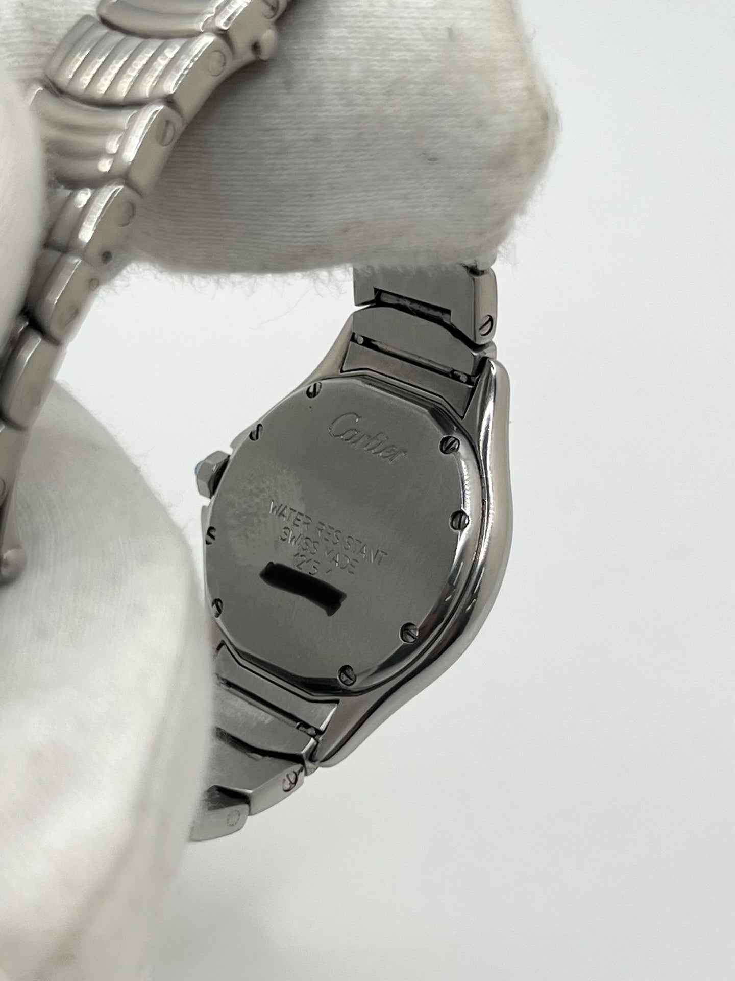 Montre Cartier Cougar référence 1215 1 en acier inoxydable avec boîtier de 26 mm et bracelet assorti. Ce modèle à mouvement quartz se distingue par son cadran blanc à chiffres romains, son verre saphir résistant aux rayures et son affichage de la date. Son design emblématique allie élégance et sobriété, caractéristique des créations horlogères de la maison Cartier. Montre d'occasion de 1995 en très bon état, révisée, avec coffret et papiers d'origine.
