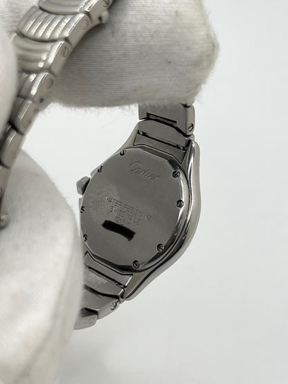 Montre Cartier Cougar référence 1215 1 en acier inoxydable avec boîtier de 26 mm et bracelet assorti. Ce modèle à mouvement quartz se distingue par son cadran blanc à chiffres romains, son verre saphir résistant aux rayures et son affichage de la date. Son design emblématique allie élégance et sobriété, caractéristique des créations horlogères de la maison Cartier. Montre d'occasion de 1995 en très bon état, révisée, avec coffret et papiers d'origine.
