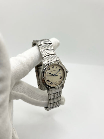 Montre Cartier Cougar référence 120000R en acier, équipée d'un mouvement quartz et fabriquée en 1998. Son boîtier de 33 mm est associé à un élégant cadran blanc à chiffres romains, protégé par un verre saphir résistant aux rayures. Cette montre Cartier Cougar dispose d'un bracelet en acier avec boucle déployante et d'une fonction date. Vendue avec son coffret d'origine, elle est en très bon état, révisée en interne et idéale pour un usage homme ou unisexe.
