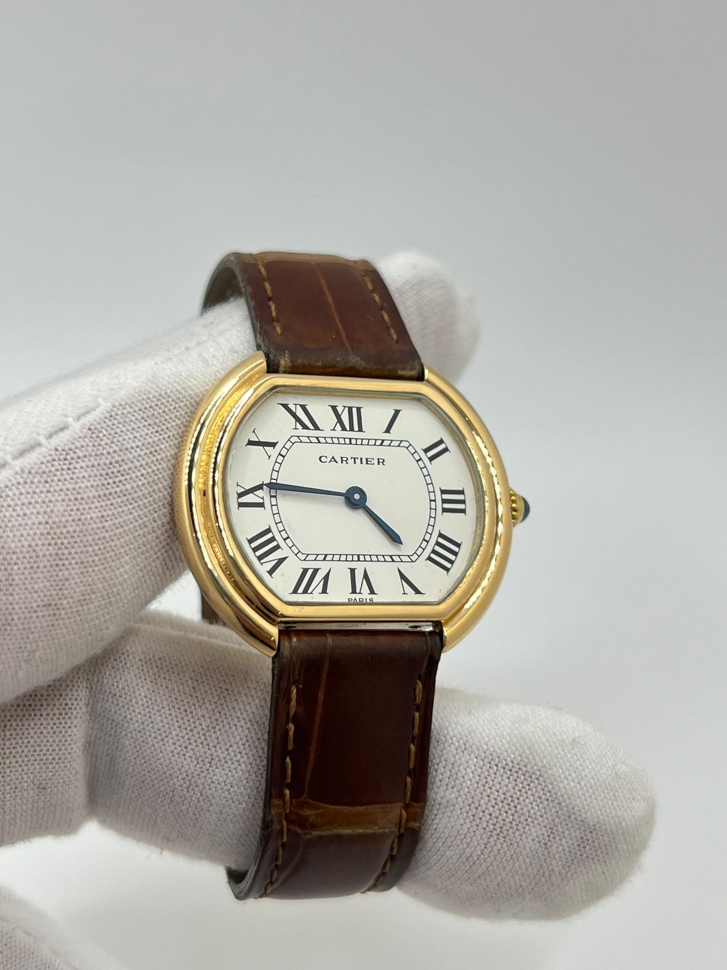 Découvrez la Cartier Ellipse Grand Modèle, une montre de luxe au design raffiné et aux dimensions généreuses. Ce modèle elliptique grand format incarne l’élégance et le savoir-faire de la maison Cartier. Idéal pour ceux qui recherchent une montre de caractère en version large.