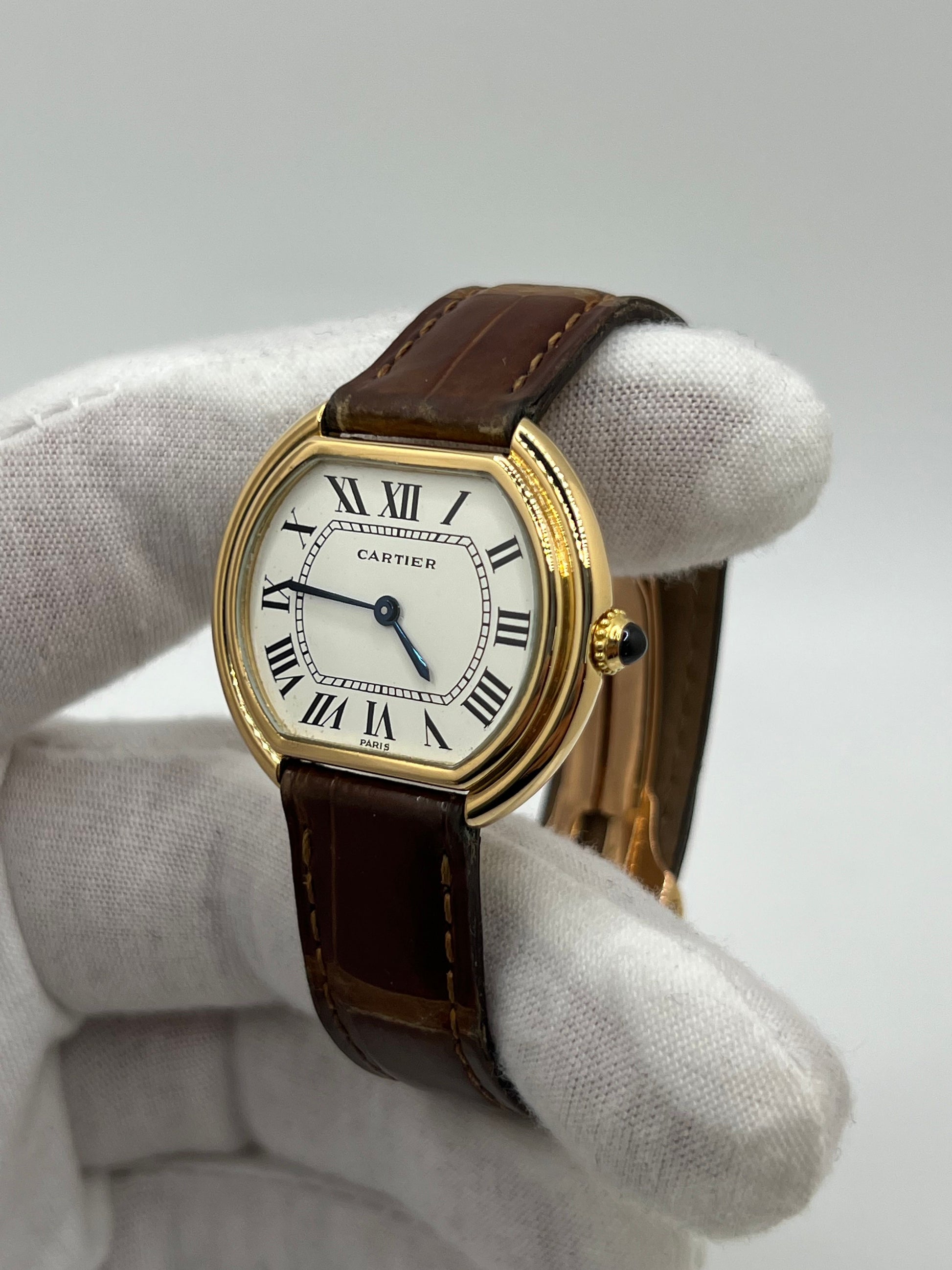 Découvrez la Cartier Ellipse Grand Modèle, une montre de luxe au design raffiné et aux dimensions généreuses. Ce modèle elliptique grand format incarne l’élégance et le savoir-faire de la maison Cartier. Idéal pour ceux qui recherchent une montre de caractère en version large.