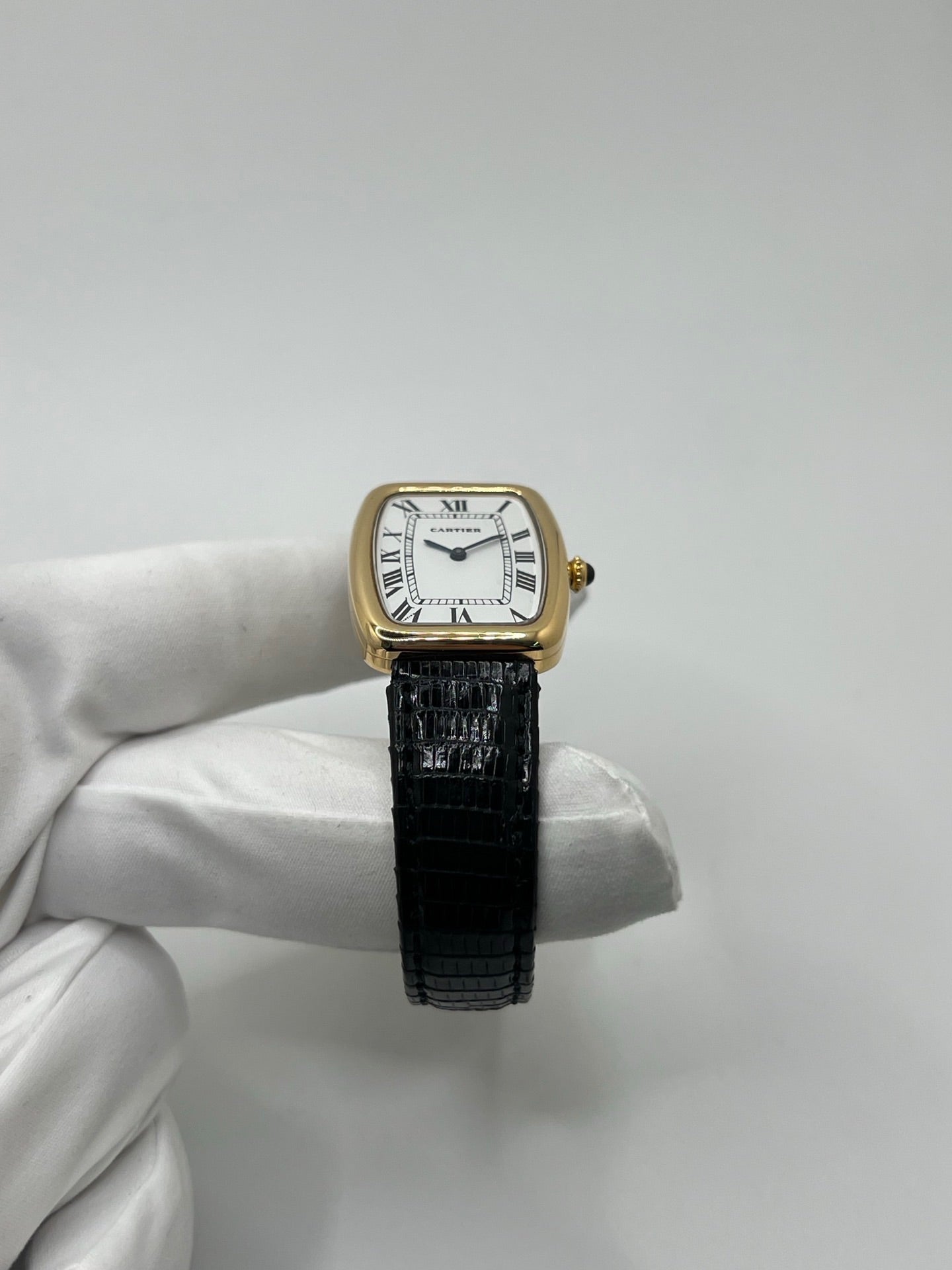 Montre Cartier Fabergé vintage en or jaune avec boîtier rectangulaire de 26 mm, cadran blanc à chiffres romains et bracelet en cuir noir. Ce modèle élégant à remontage manuel, fabriqué vers 1970, séduit par son style intemporel et raffiné. Montre homme ou unisexe d’occasion en très bon état, livrée avec coffret d’origine, idéale pour les amateurs d’horlogerie de luxe et de pièces vintage authentiques.