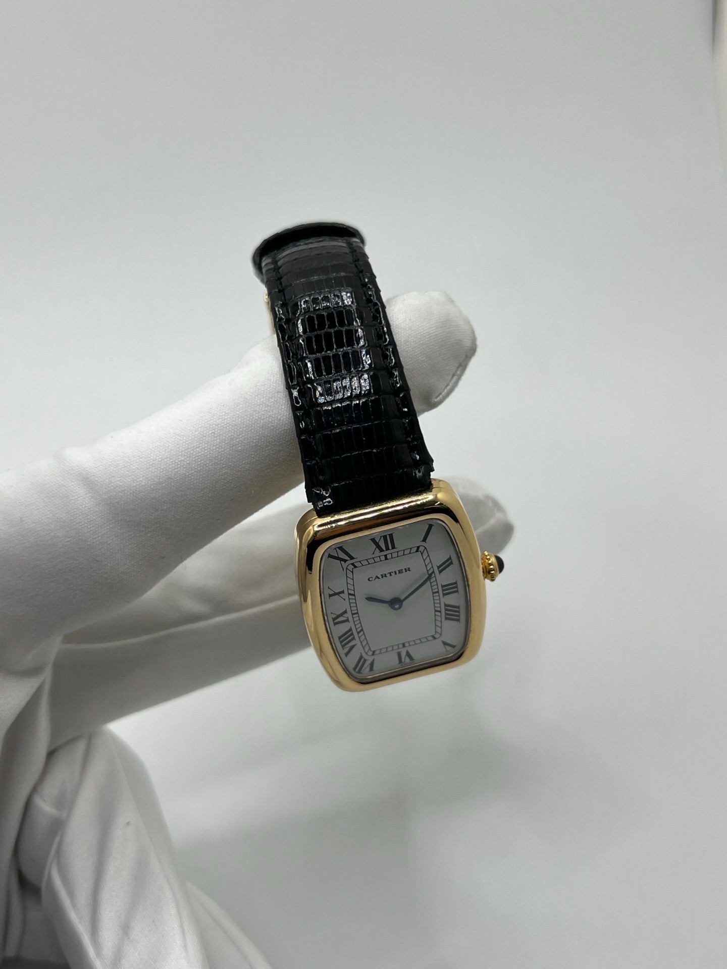 Montre Cartier Fabergé vintage en or jaune avec boîtier rectangulaire de 26 mm, cadran blanc à chiffres romains et bracelet en cuir noir. Ce modèle élégant à remontage manuel, fabriqué vers 1970, séduit par son style intemporel et raffiné. Montre homme ou unisexe d’occasion en très bon état, livrée avec coffret d’origine, idéale pour les amateurs d’horlogerie de luxe et de pièces vintage authentiques.