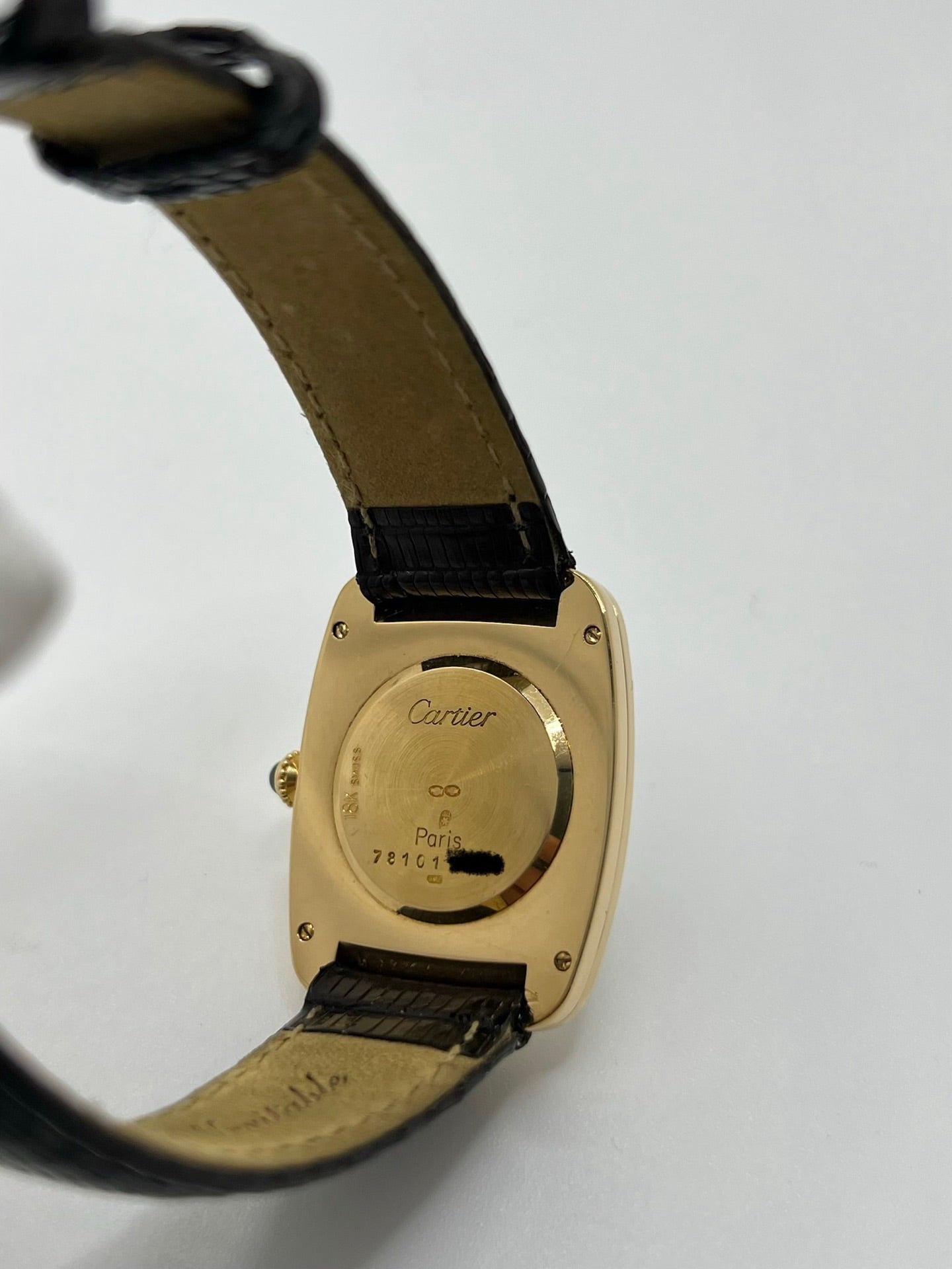 Montre Cartier Fabergé vintage en or jaune avec boîtier rectangulaire de 26 mm, cadran blanc à chiffres romains et bracelet en cuir noir. Ce modèle élégant à remontage manuel, fabriqué vers 1970, séduit par son style intemporel et raffiné. Montre homme ou unisexe d’occasion en très bon état, livrée avec coffret d’origine, idéale pour les amateurs d’horlogerie de luxe et de pièces vintage authentiques.