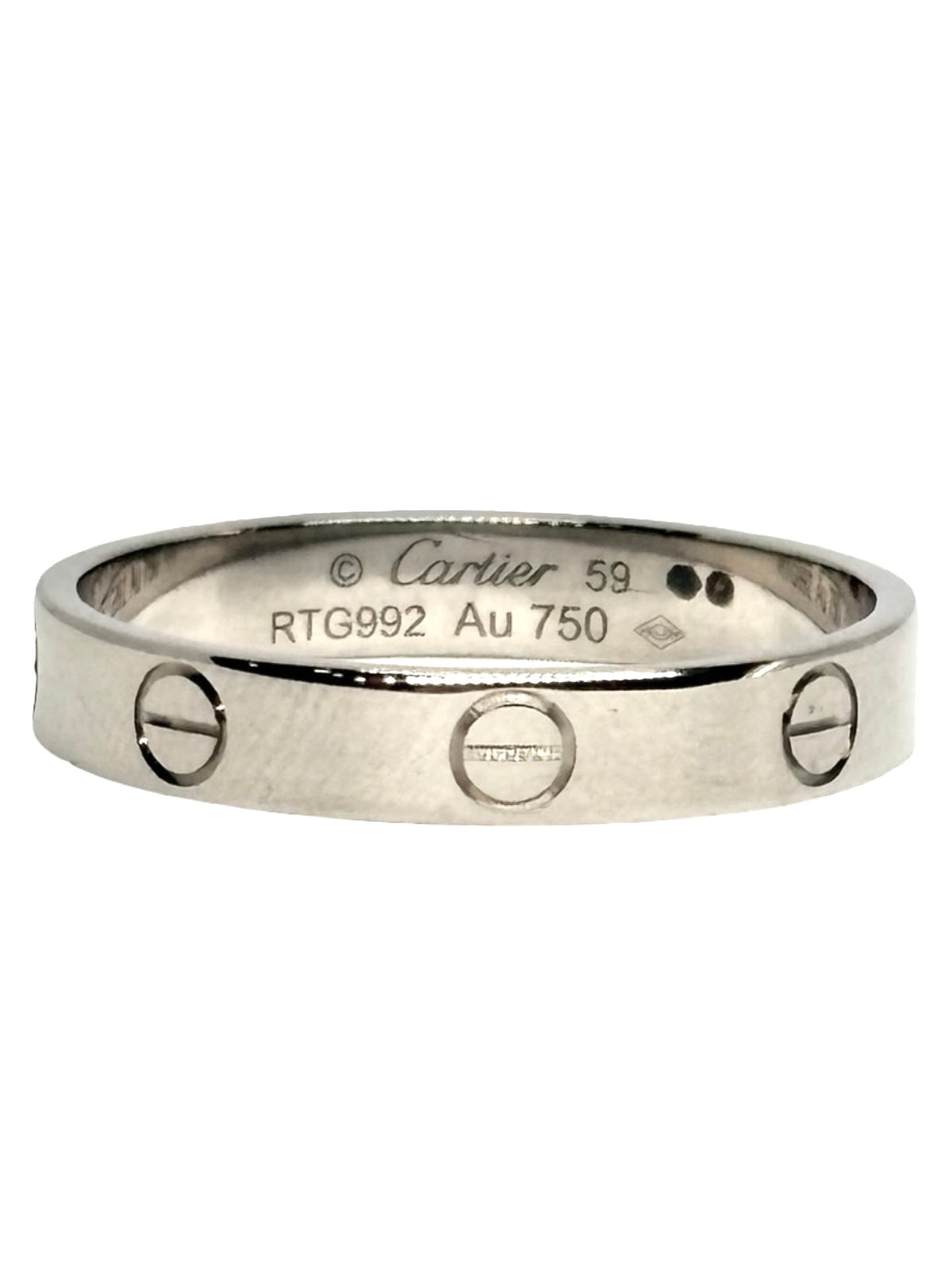 Bague Cartier Love petit modèle en or blanc 18K, un bijou iconique de la maison Cartier reconnaissable à son design intemporel inspiré d’un bracelet vissé. Cette bague en or blanc 18 carats séduit par ses lignes élégantes et raffinées. Le petit modèle offre une silhouette délicate, idéale portée seule ou associée à d’autres bagues. Une pièce emblématique de joaillerie, parfaite pour un style chic et contemporain.