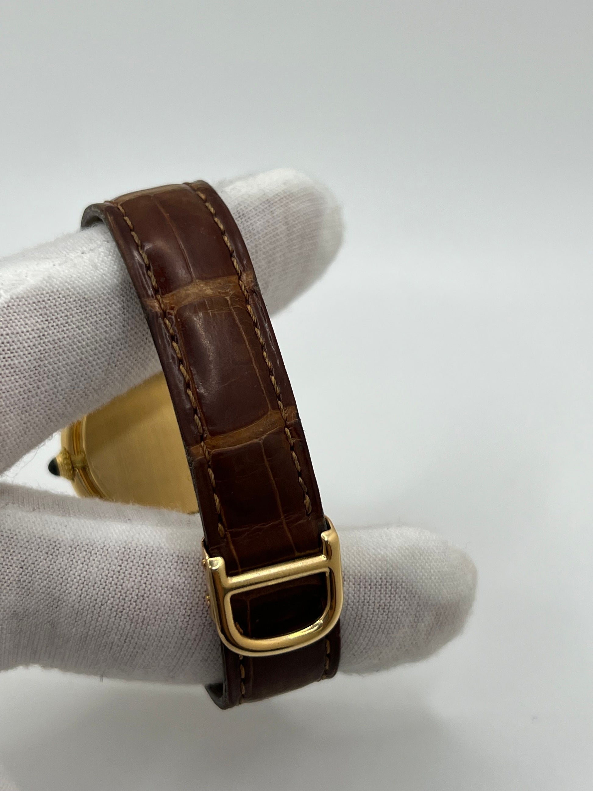 Découvrez la Cartier Ellipse Grand Modèle, une montre de luxe au design raffiné et aux dimensions généreuses. Ce modèle elliptique grand format incarne l’élégance et le savoir-faire de la maison Cartier. Idéal pour ceux qui recherchent une montre de caractère en version large.