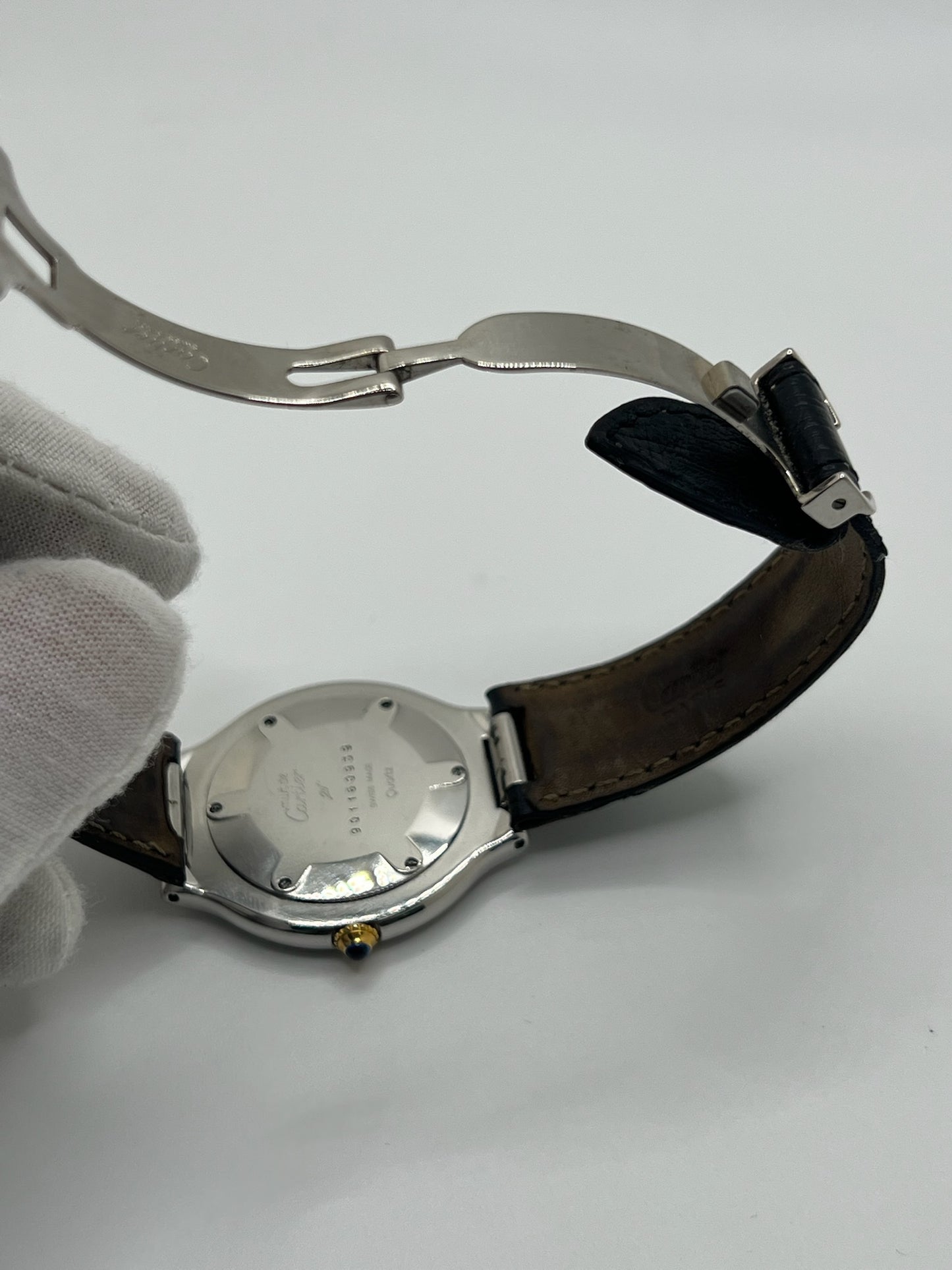 Montre Cartier 21 Must de Cartier avec boîtier 35 mm en or et acier, cadran blanc à chiffres romains, mouvement quartz. Modèle élégant et mixte, équipé d’une boucle déployante sur bracelet cuir noir. Montre de luxe vintage en très bon état, révisée, disponible sans boîte ni papiers d’origine. Idéale pour collectionneur ou amateur de montres emblématiques signées Cartier.